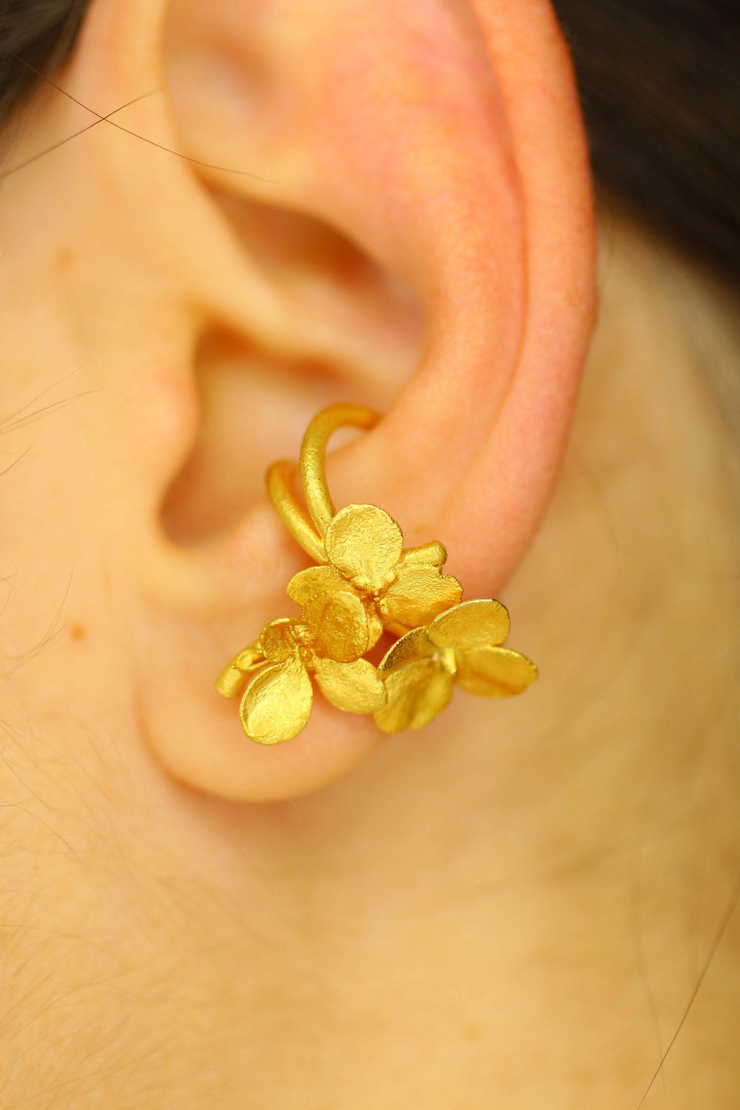 Ear cuff com flor de hortensia