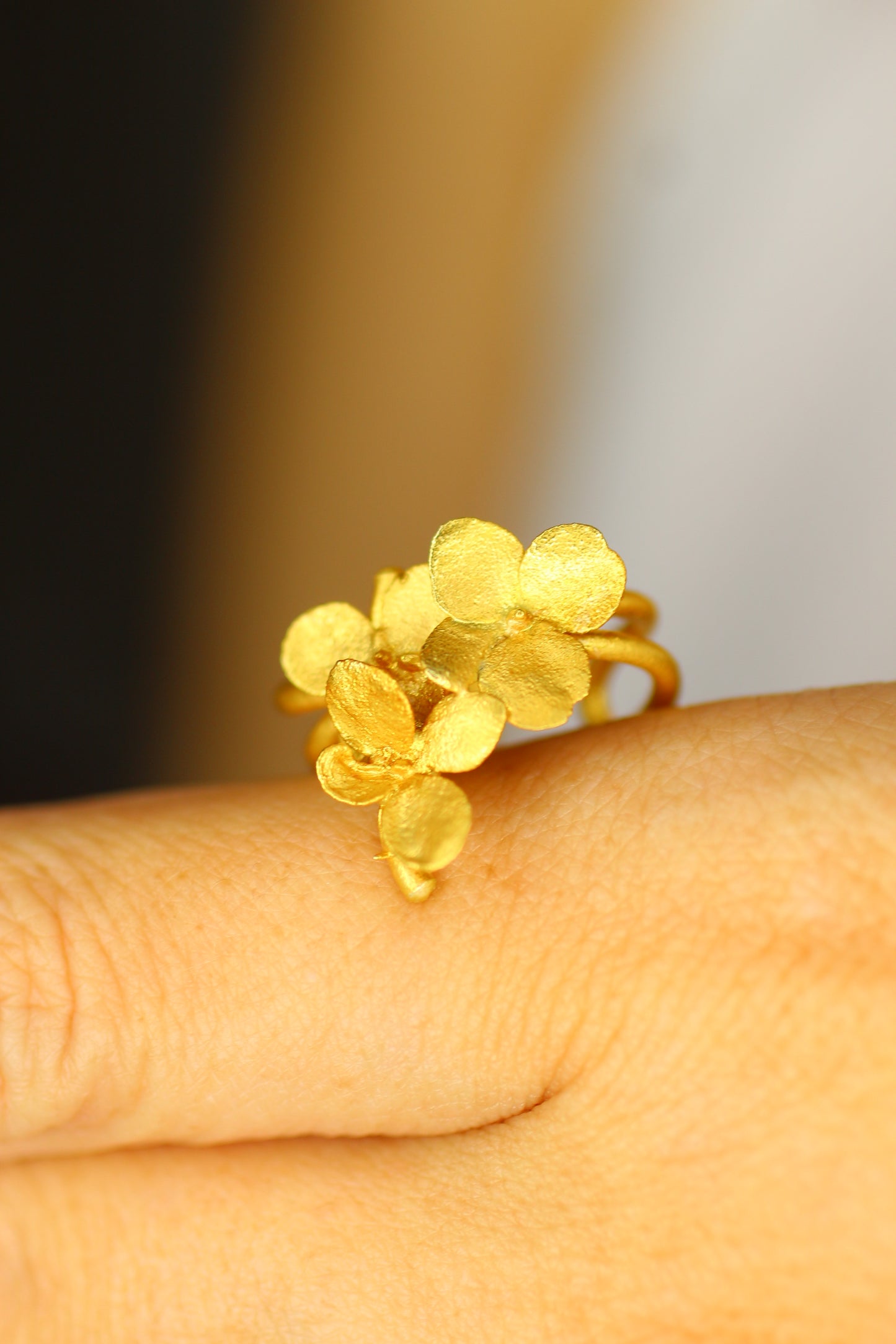 Ear cuff com flor de hortensia