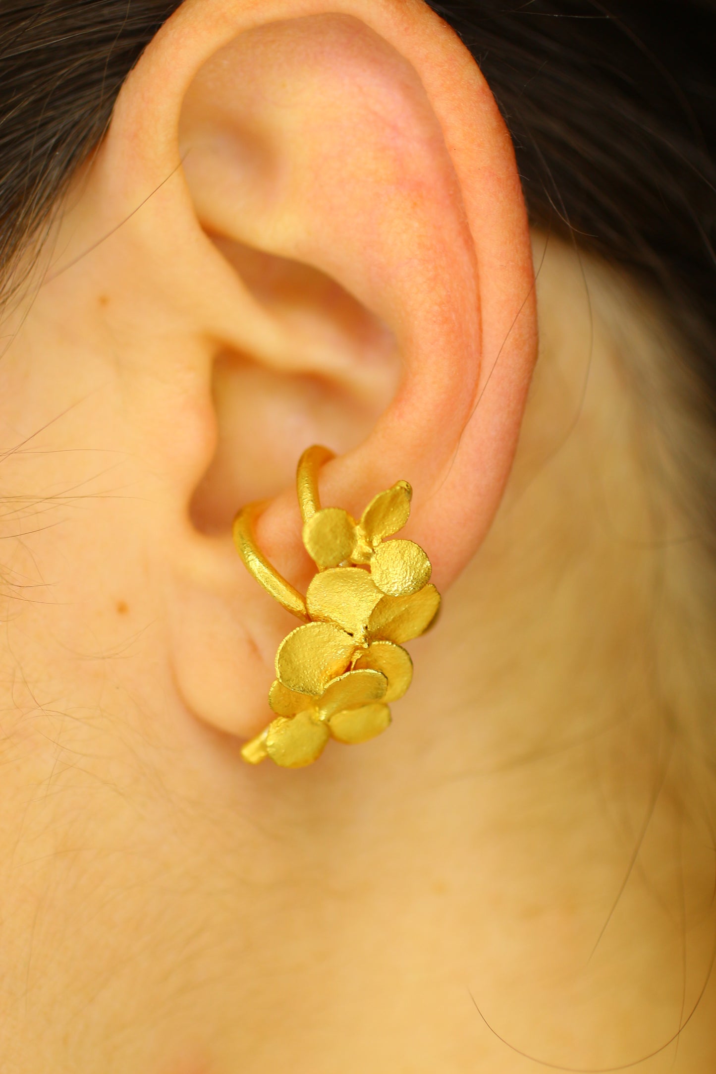 Ear cuff com flor de hortensia