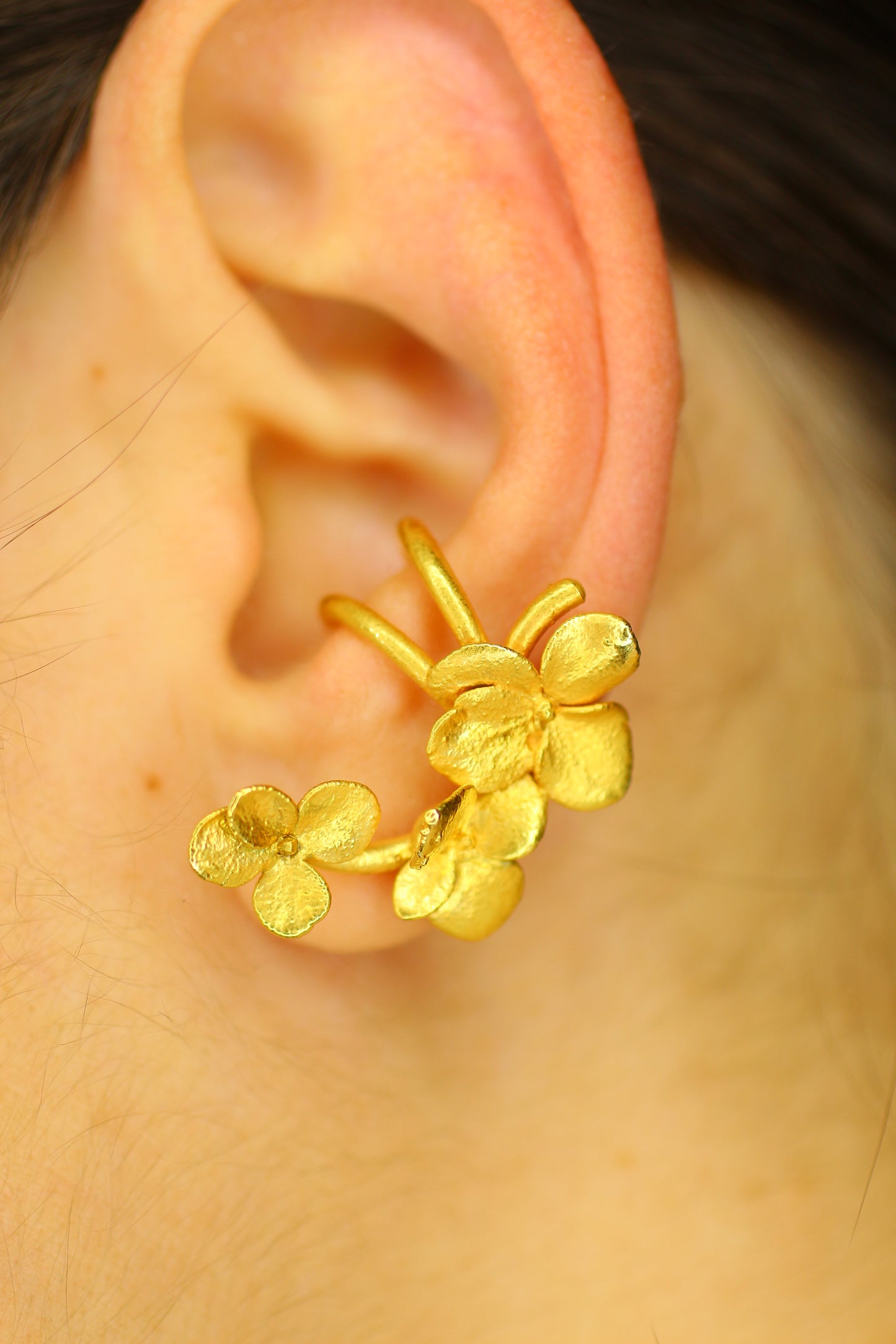 Ear cuff com flor de hortensia