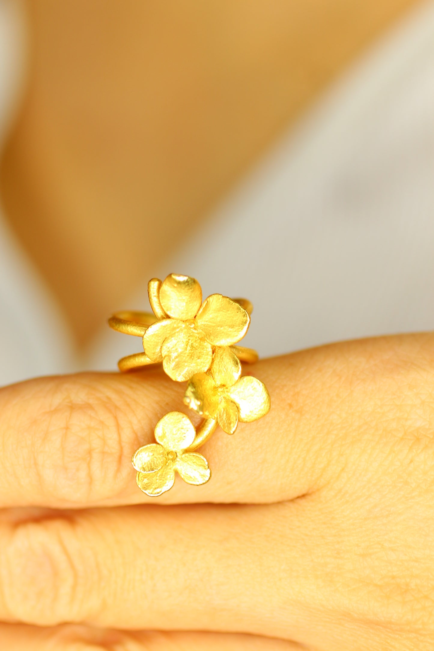 Ear cuff com flor de hortensia