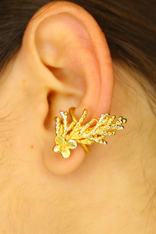 Ear cuff com ramo de tuia e flor de hortensia