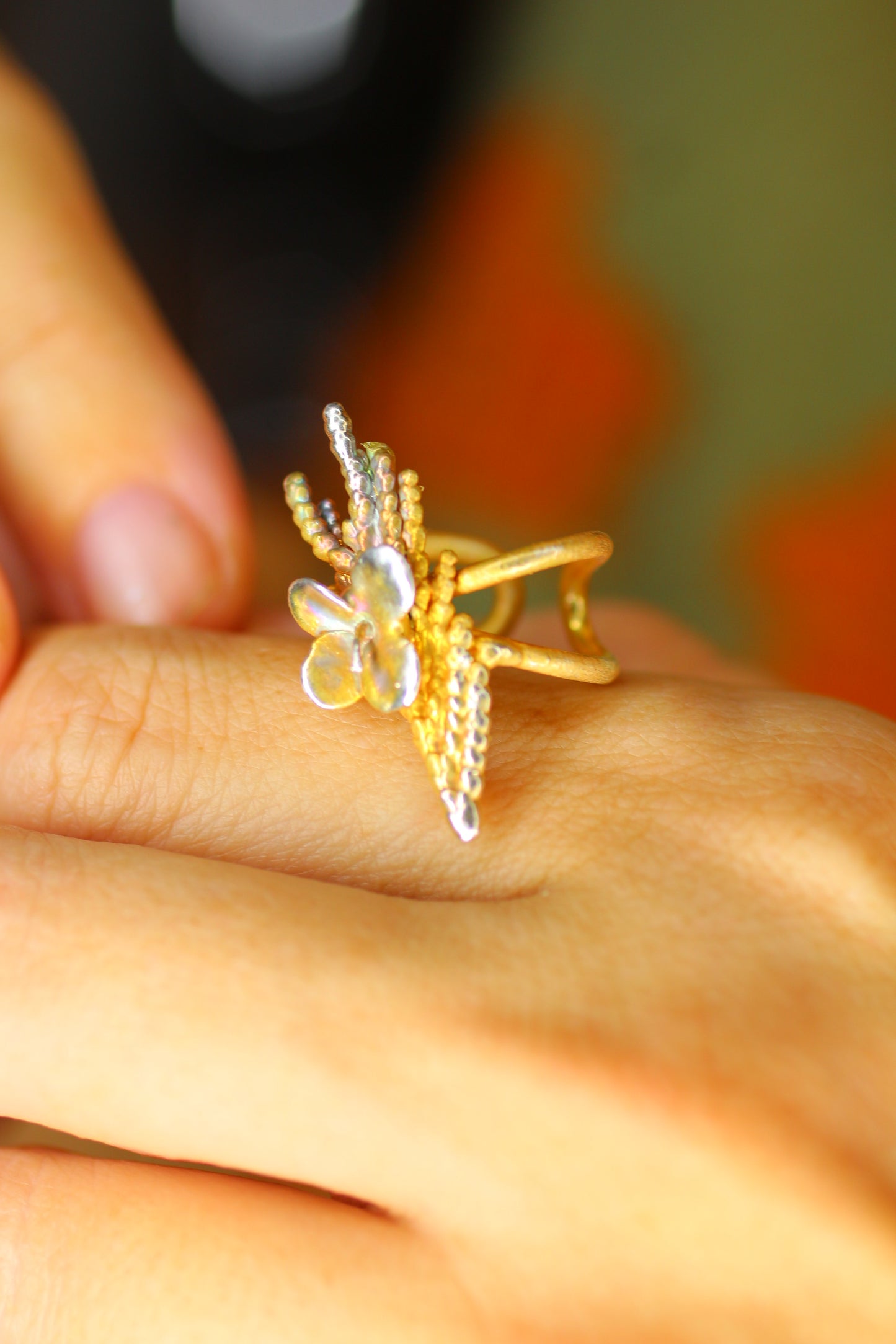 Ear cuff com ramo de tuia e flor de hortensia