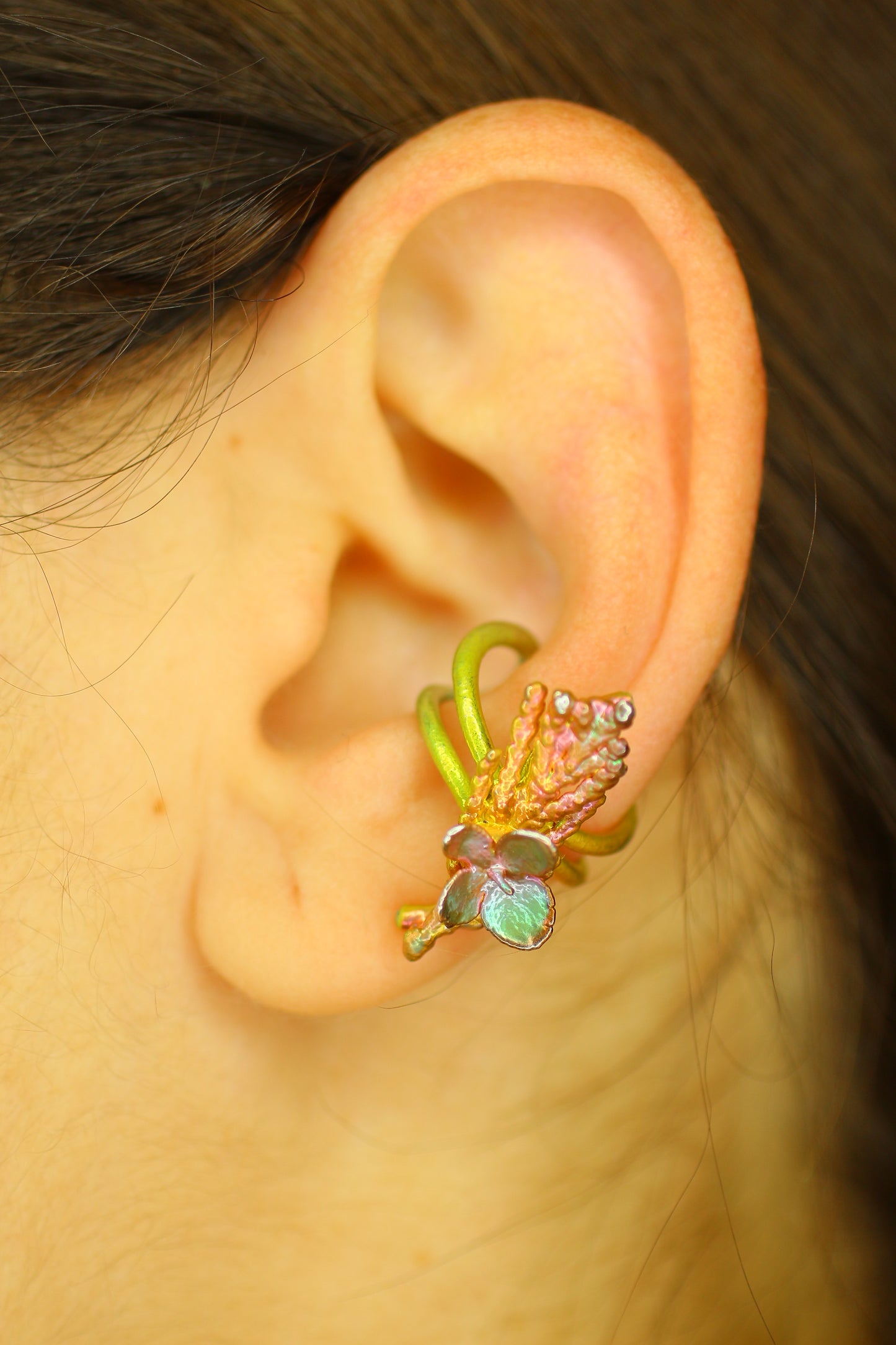Ear cuff com ramo de tuia e flor de hortensia