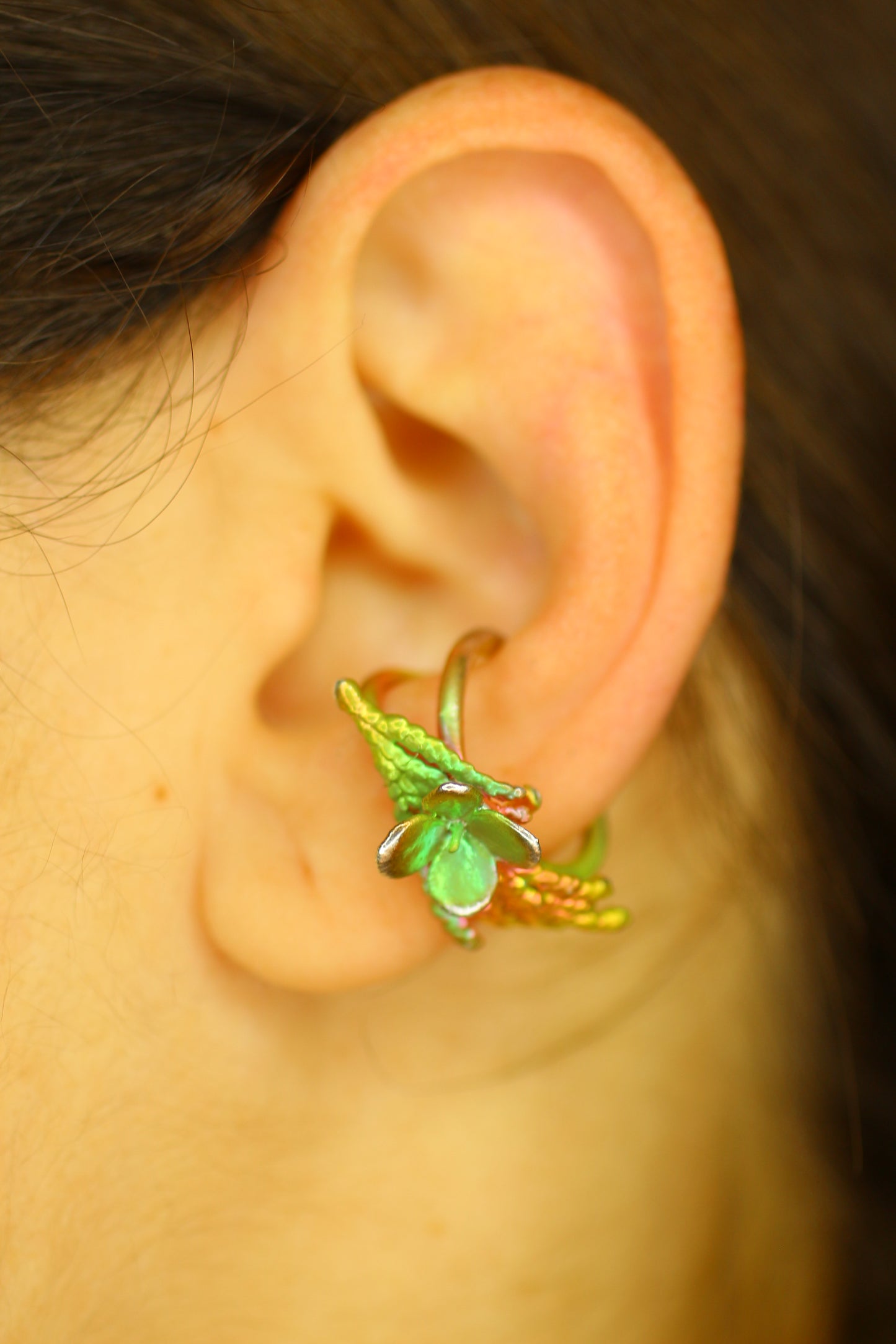 Ear cuff com ramo de tuia e flor de hortensia