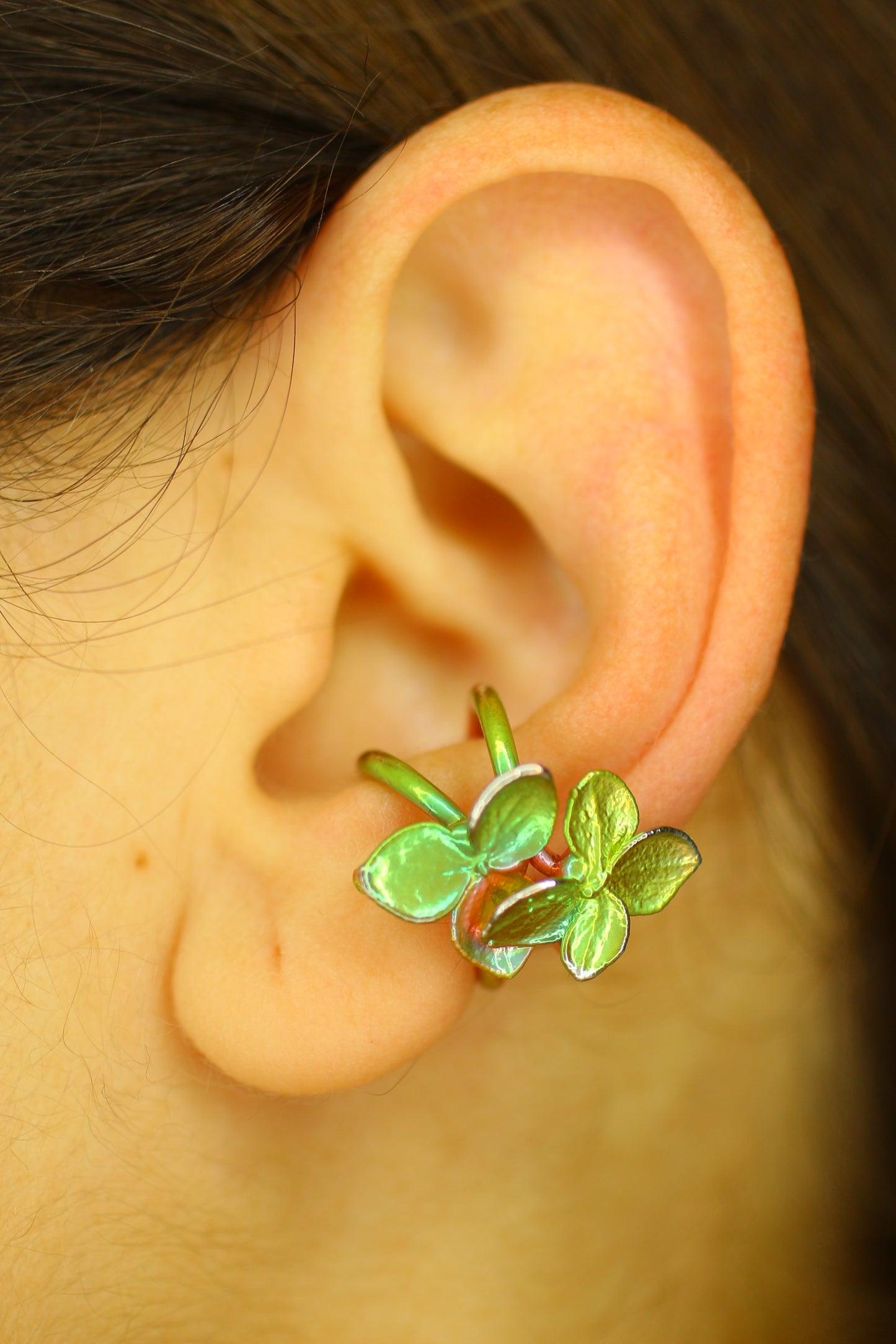 Ear cuff com flor de hortensia