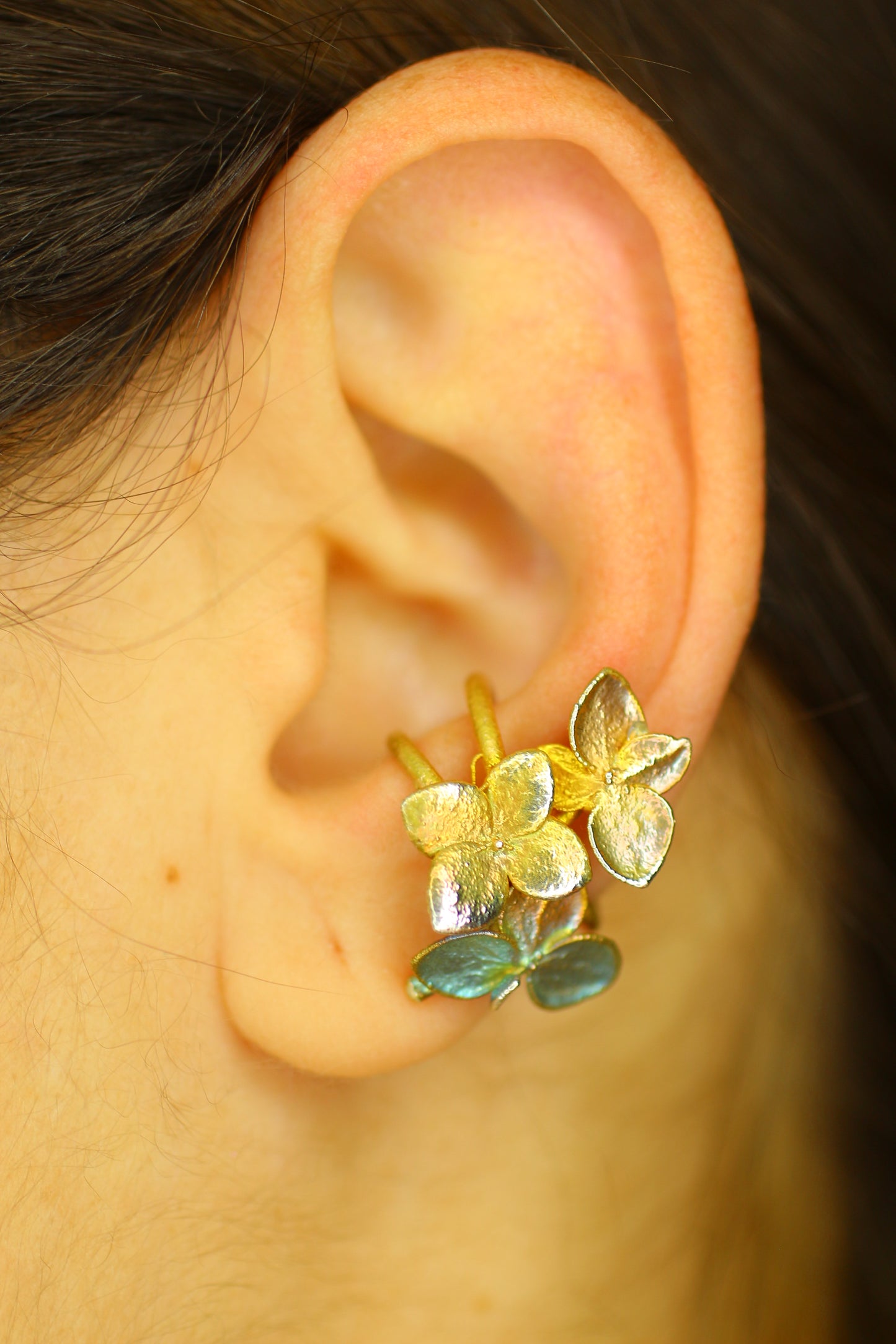 Ear cuff com flor de hortensia