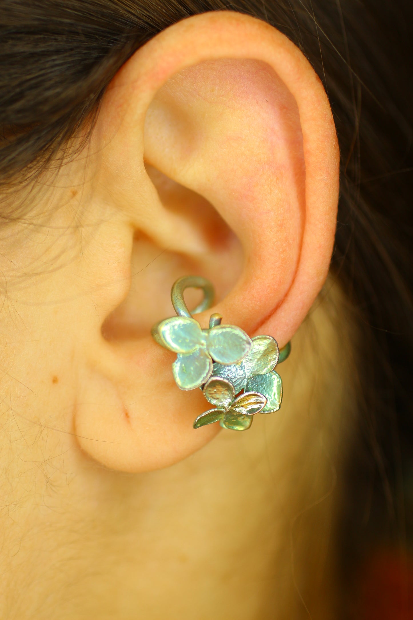 Ear cuff com flor de hortensia
