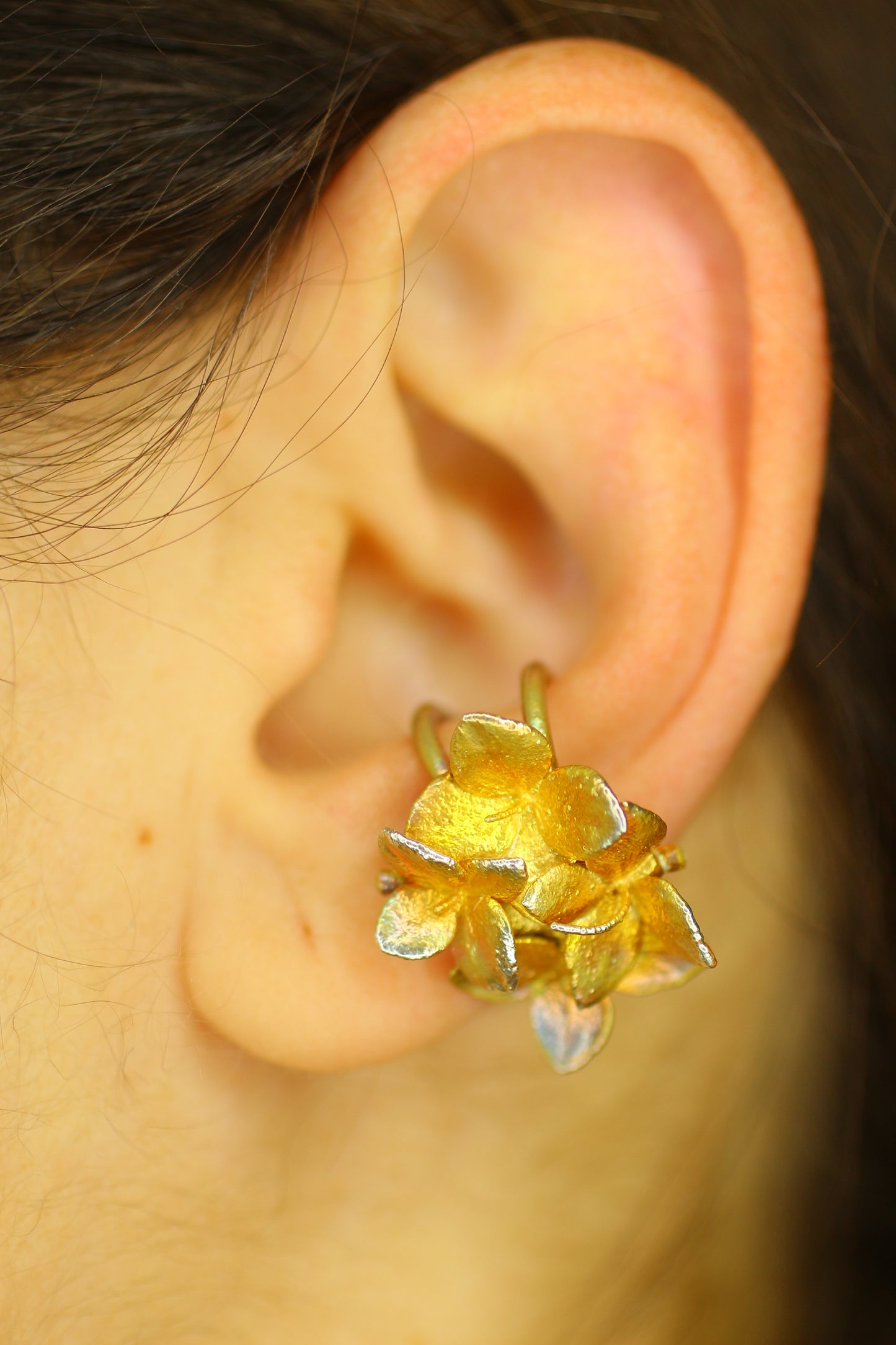 Ear cuff com flor de hortensia