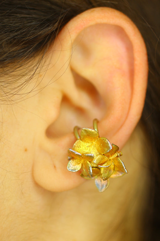 Ear cuff com flor de hortensia