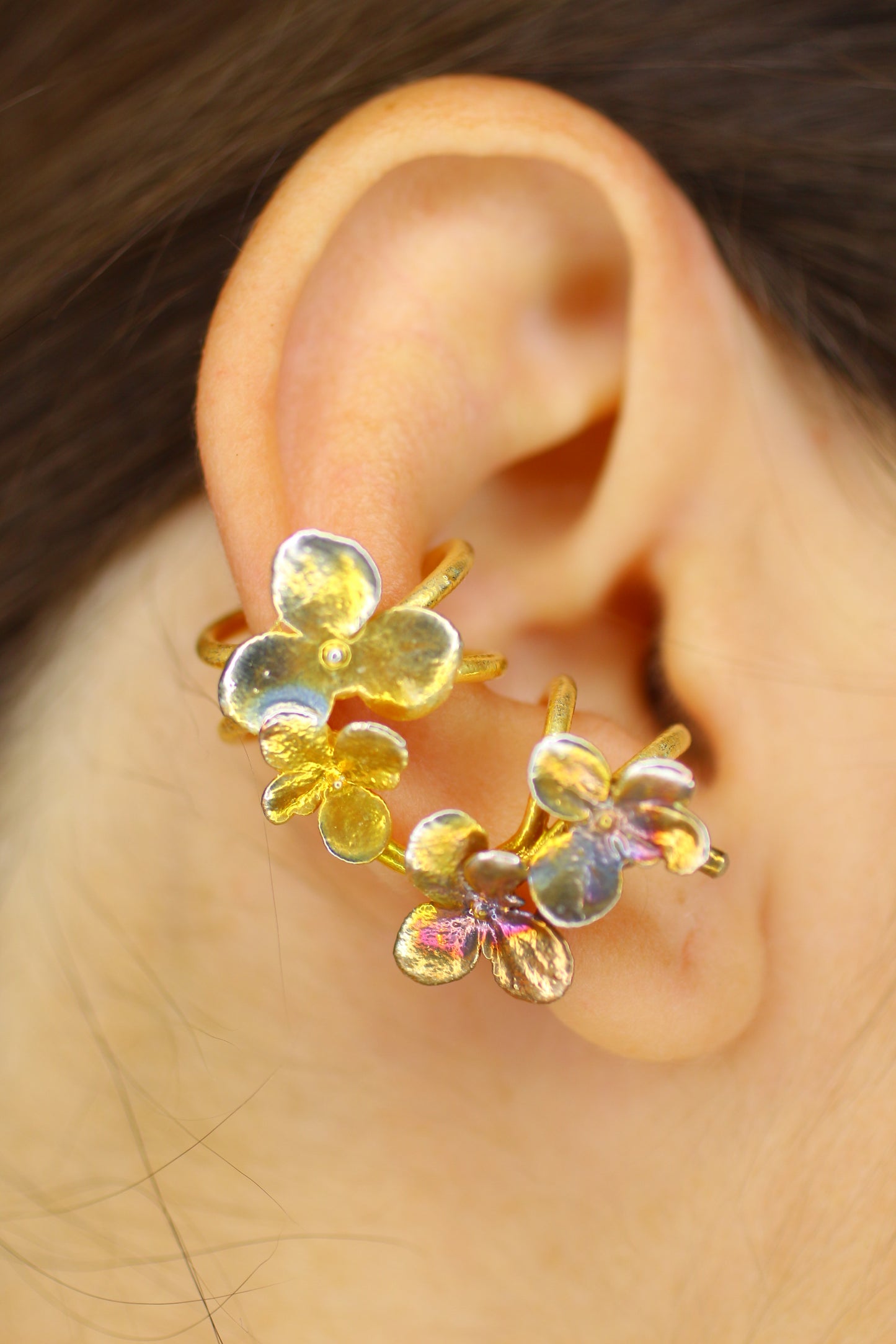 Ear cuff com flor de hortensia