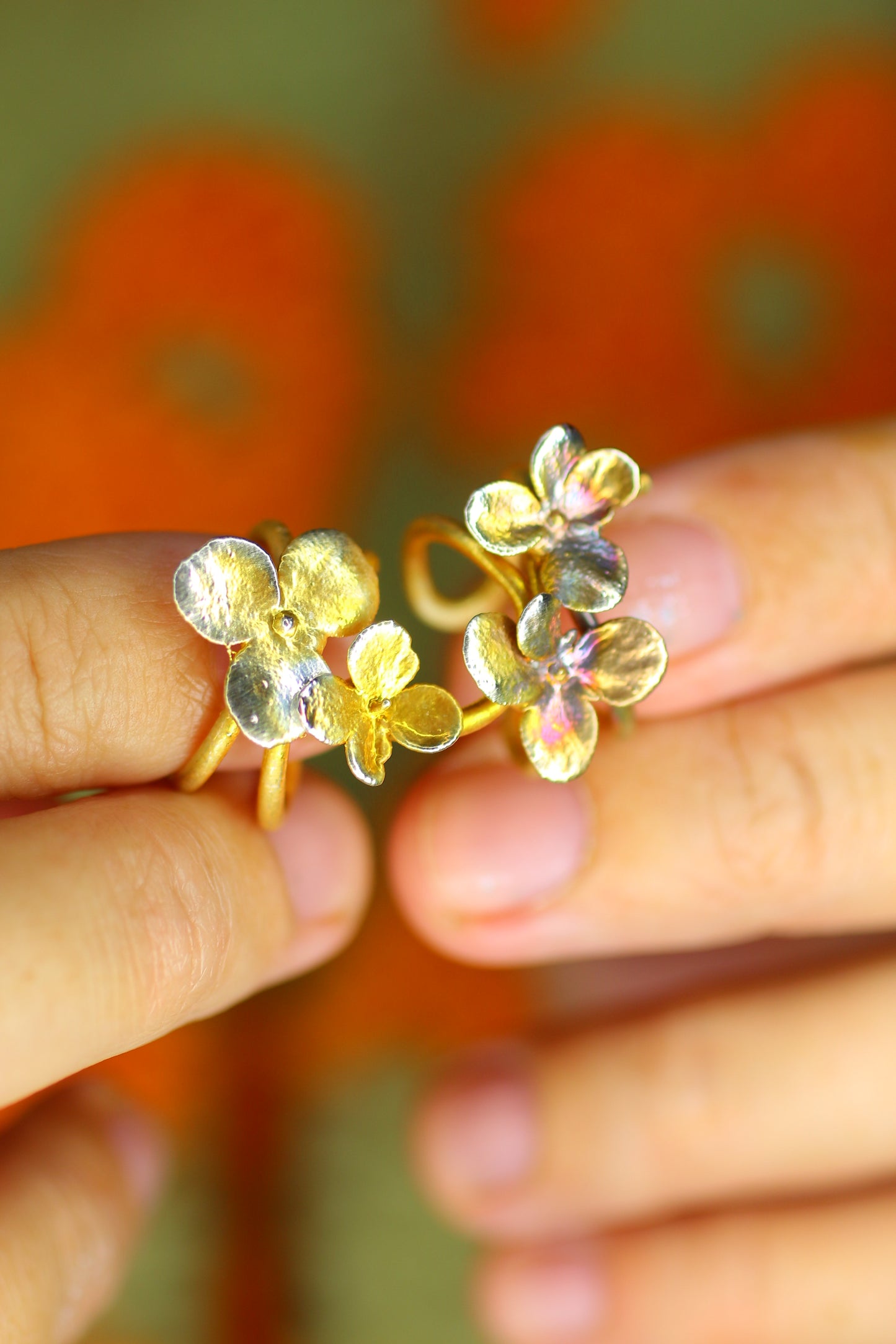 Ear cuff com flor de hortensia