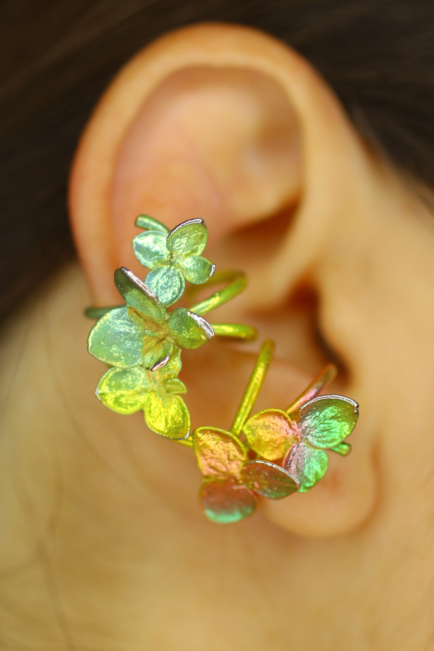 Ear cuff com flor de hortensia
