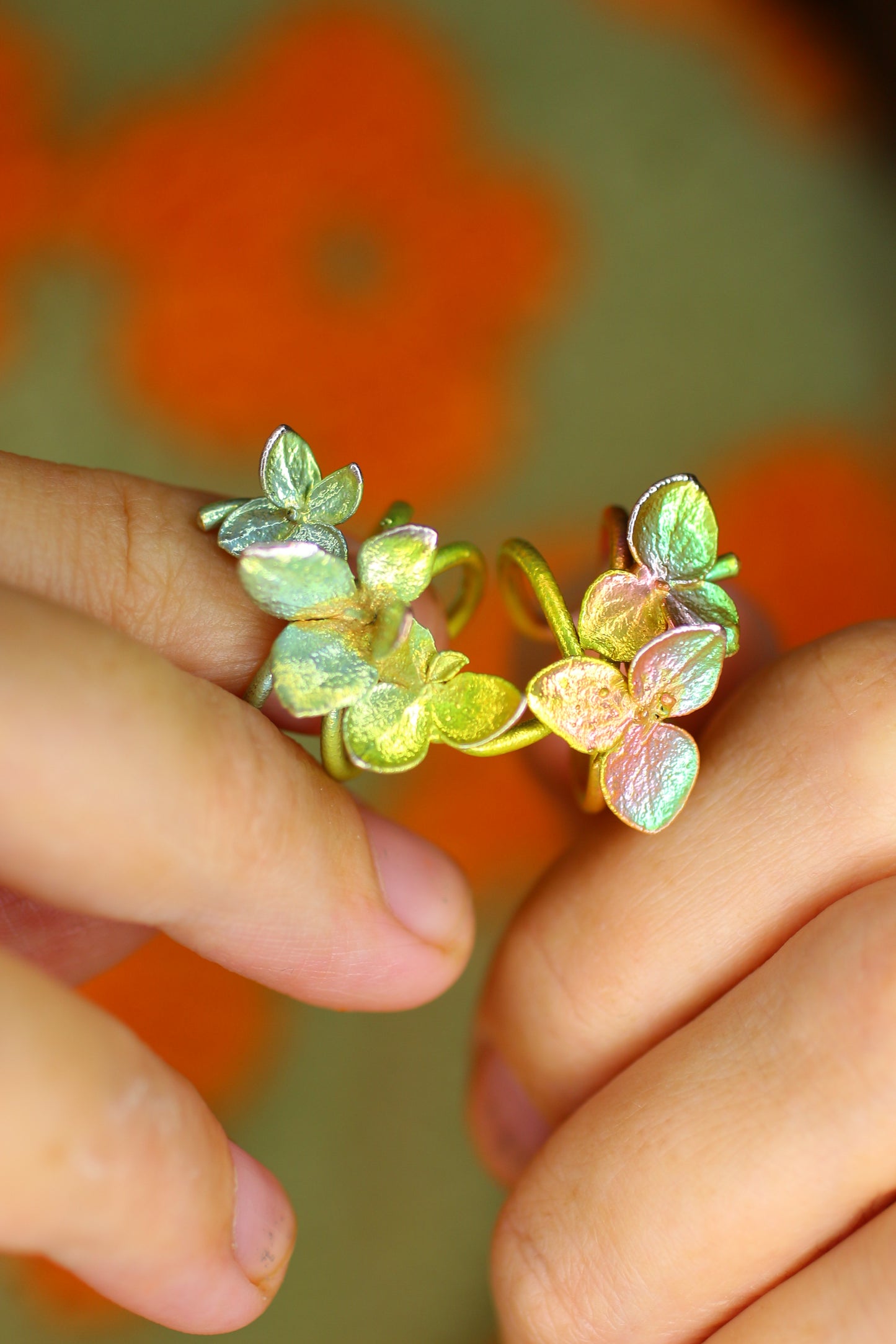 Ear cuff com flor de hortensia