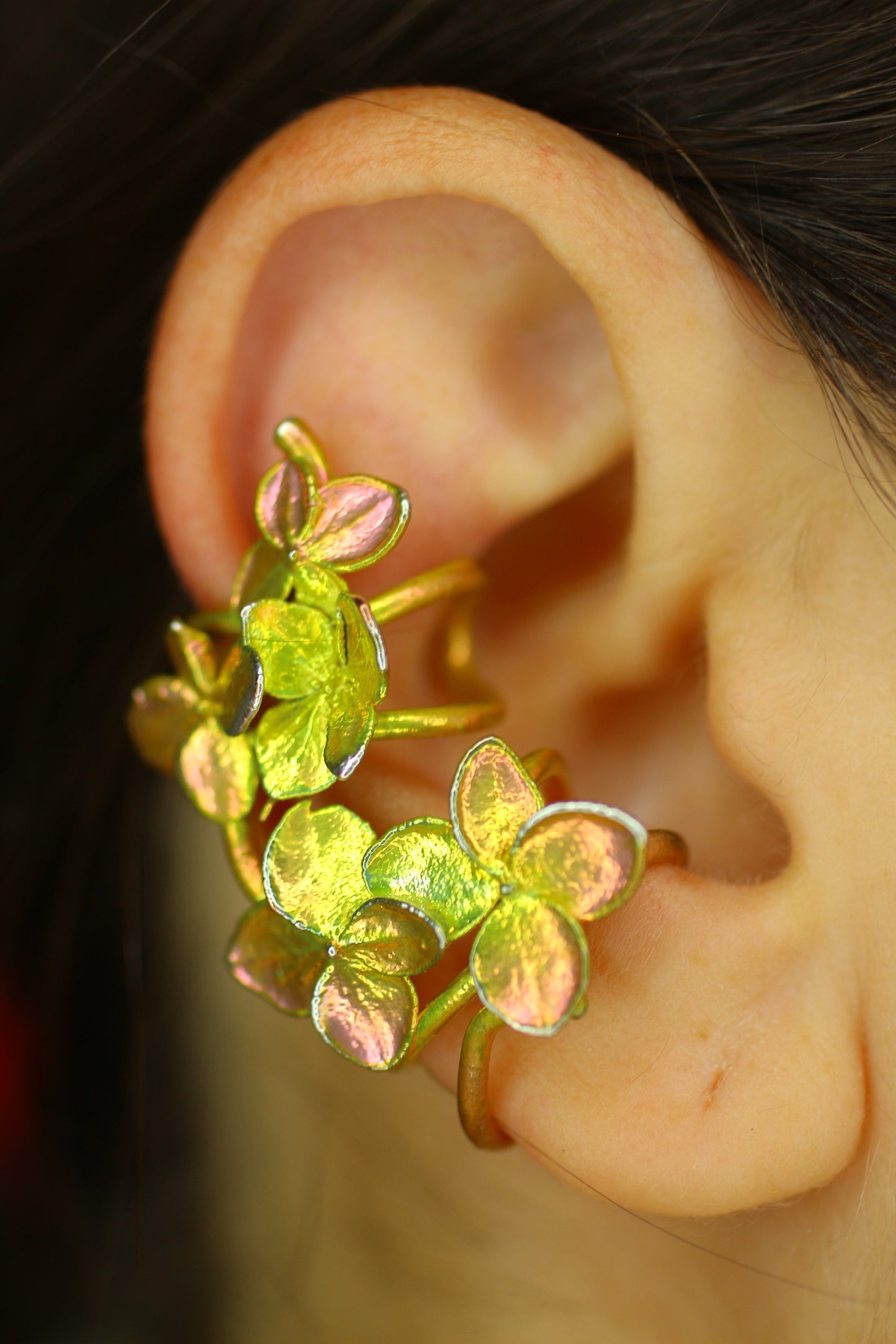 Ear cuff com flor de hortensia