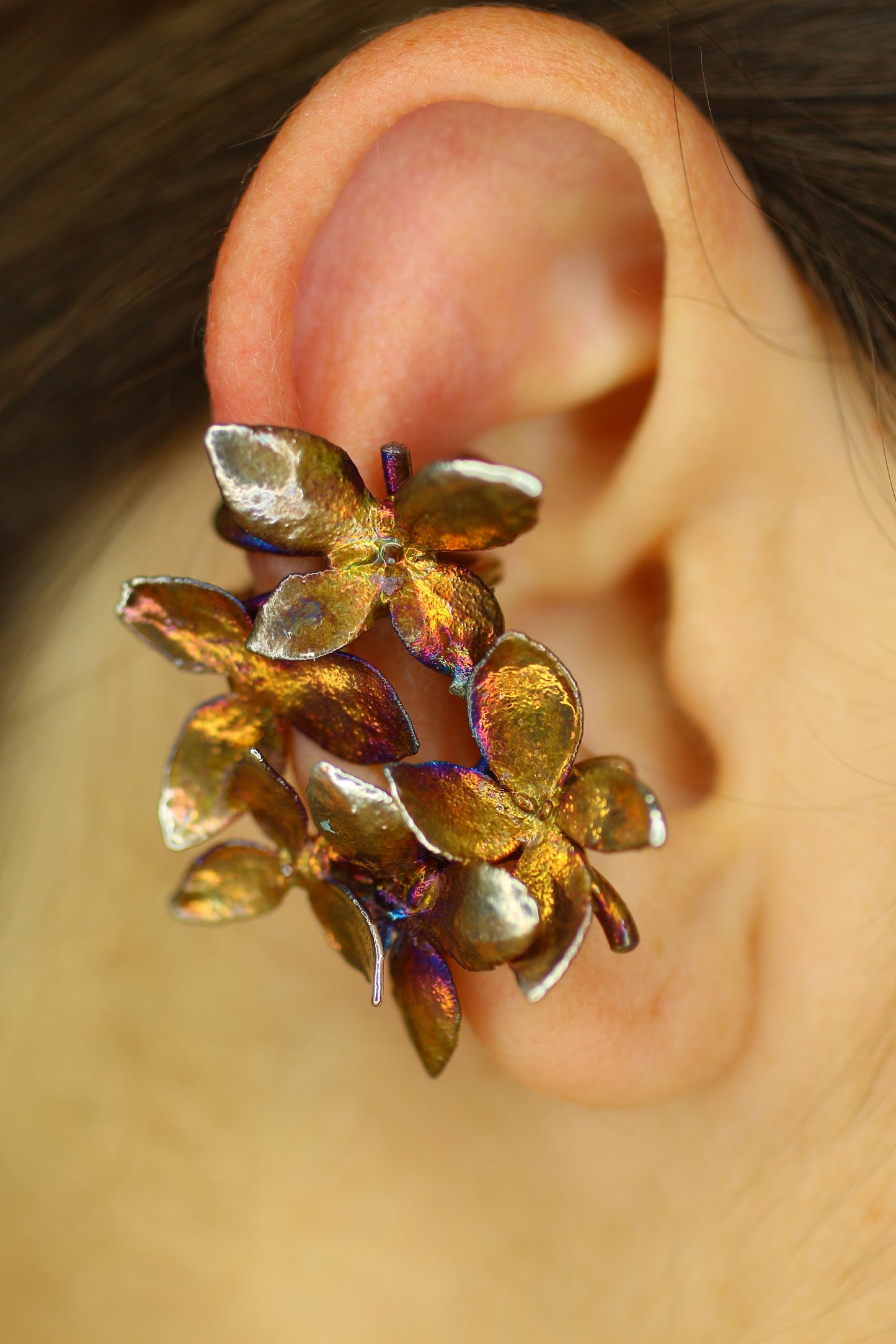 Ear cuff com flor de hortensia