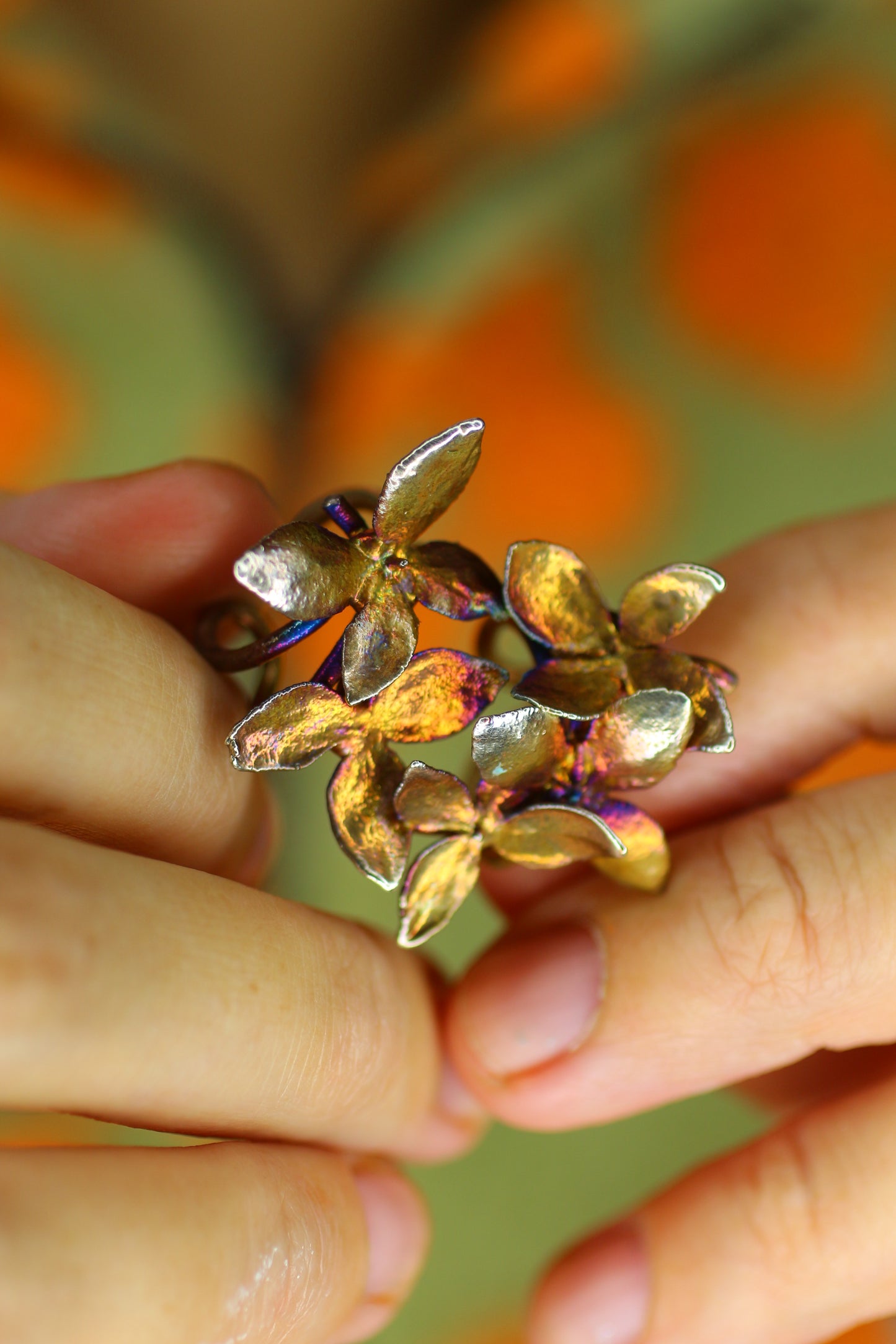Ear cuff com flor de hortensia