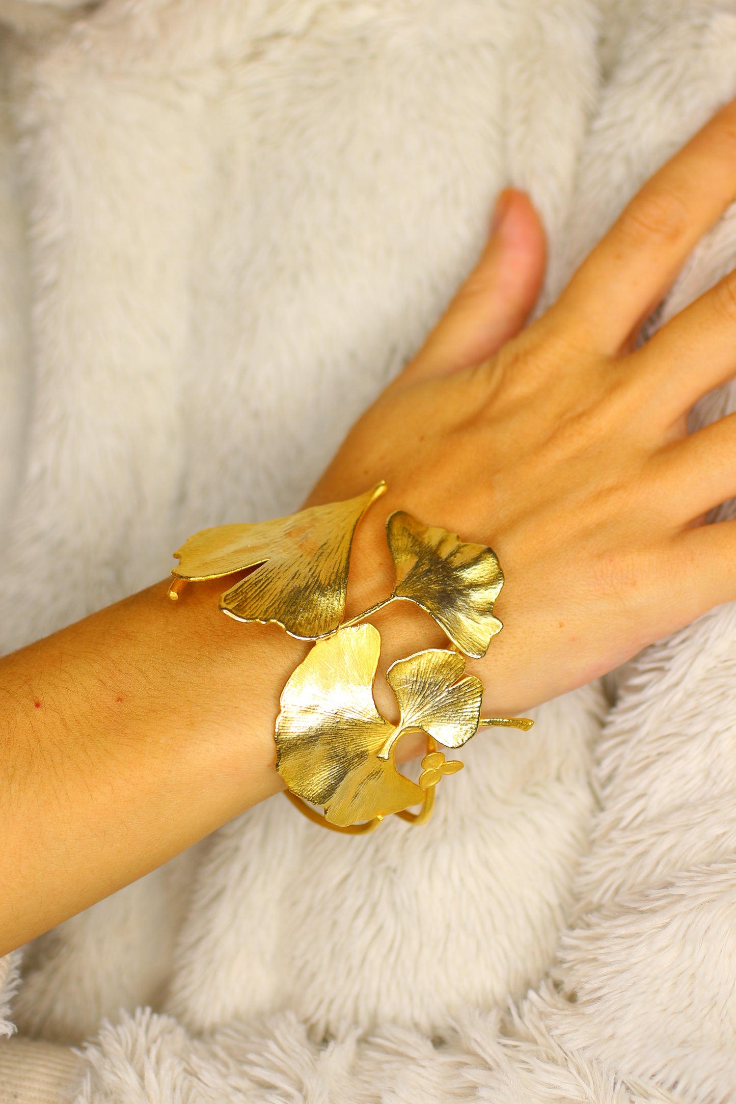 Pulseira com folhas de ginkgo