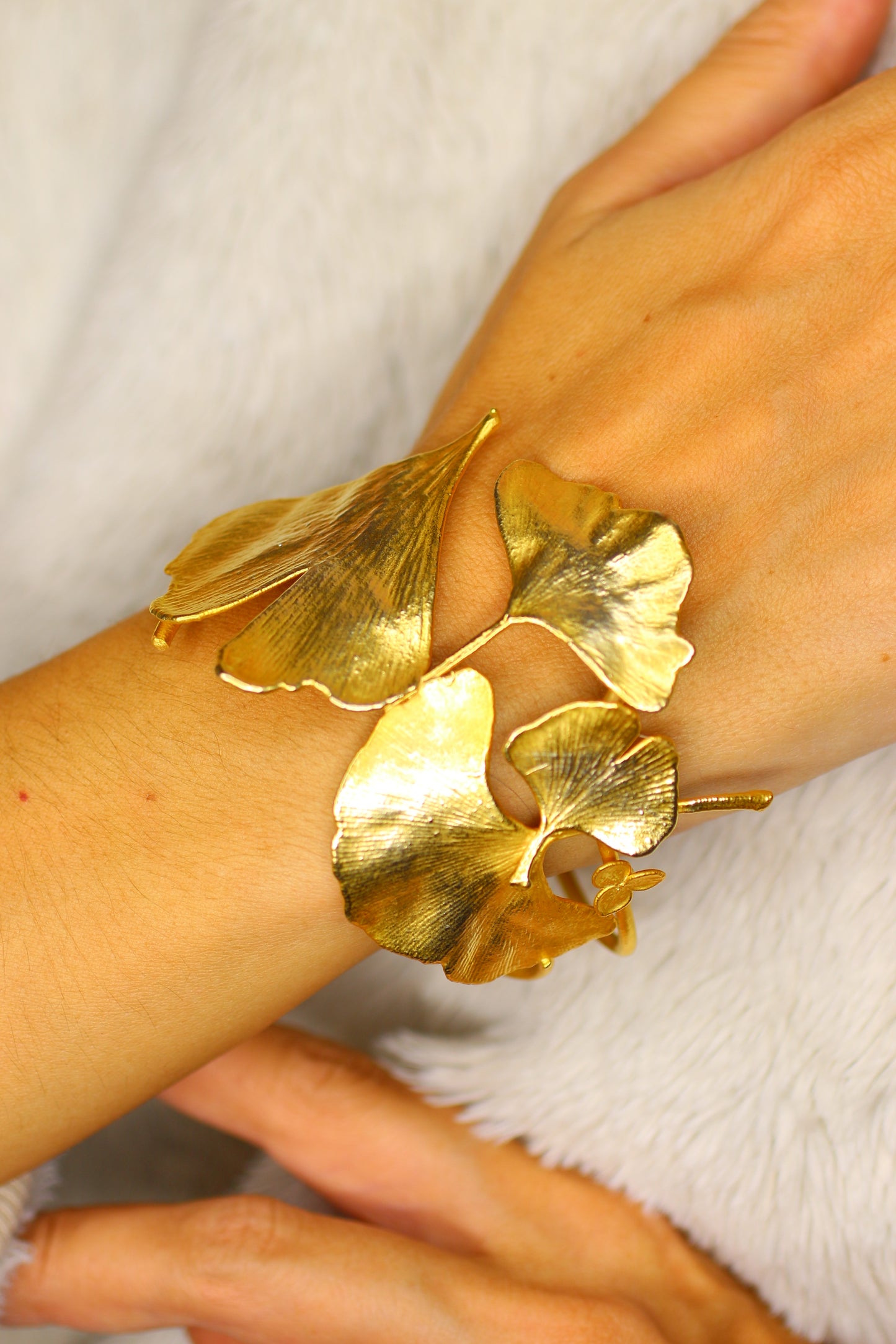 Pulseira com folhas de ginkgo
