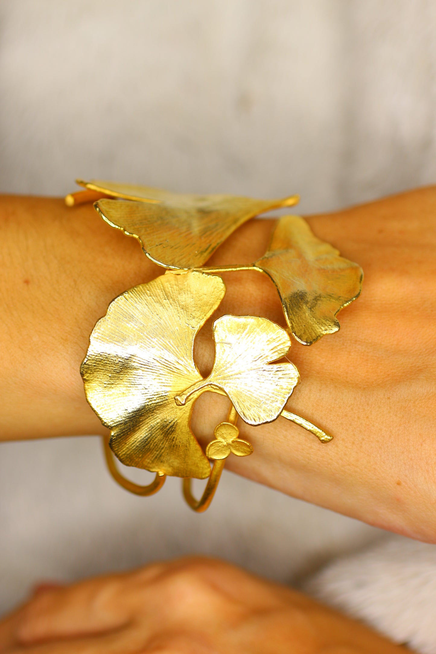 Pulseira com folhas de ginkgo