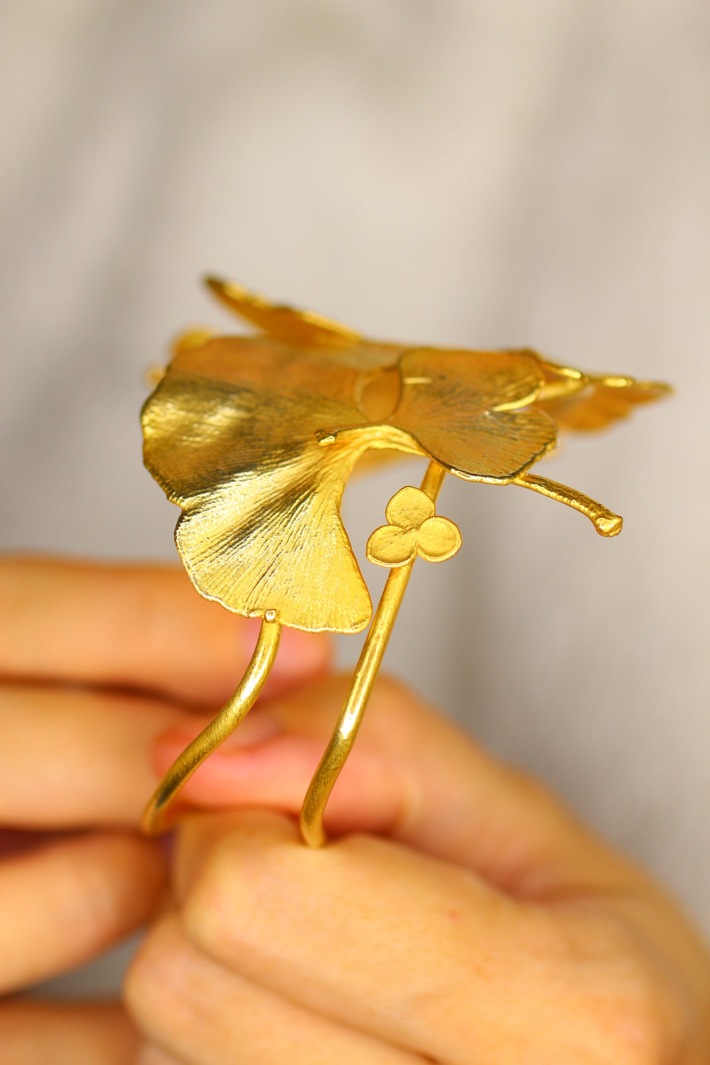 Pulseira com folhas de ginkgo