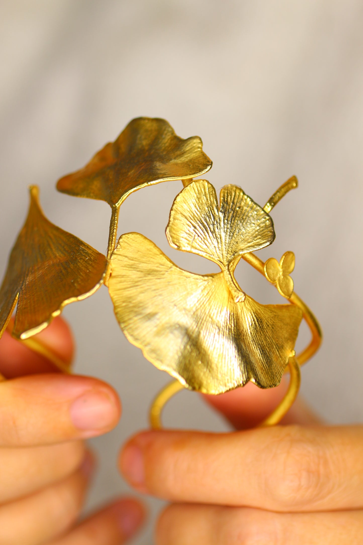 Pulseira com folhas de ginkgo