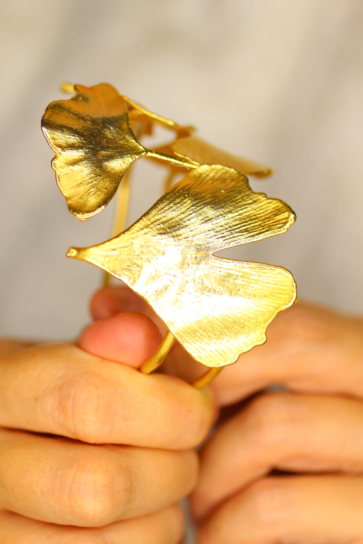 Pulseira com folhas de ginkgo