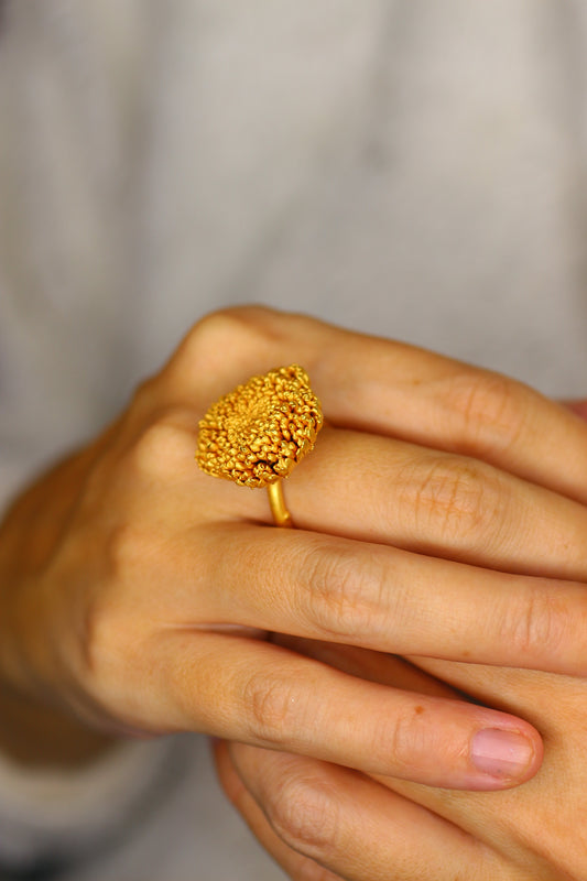 Anel com flor de crisantemo