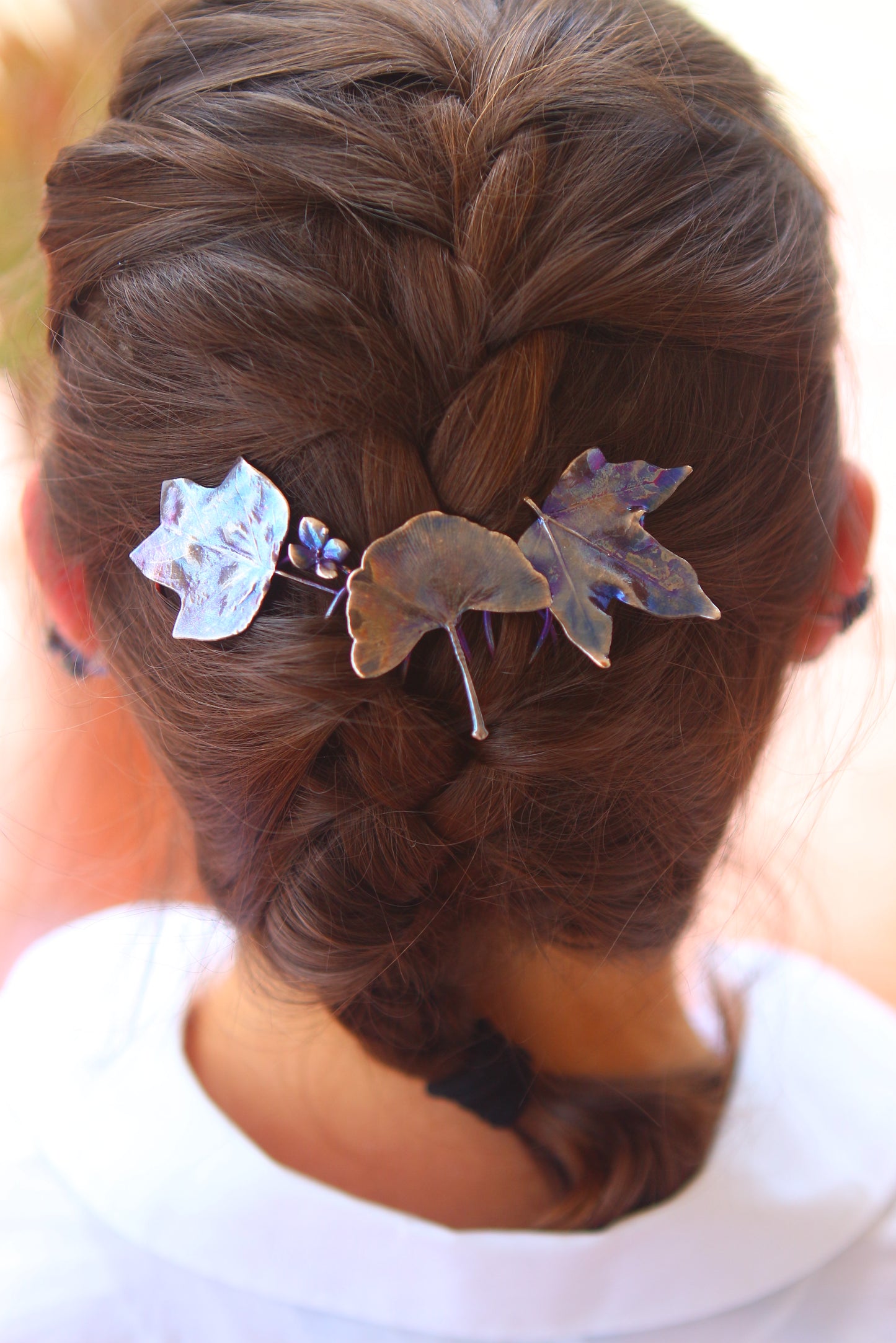 Acessorio para cabelo com folhas