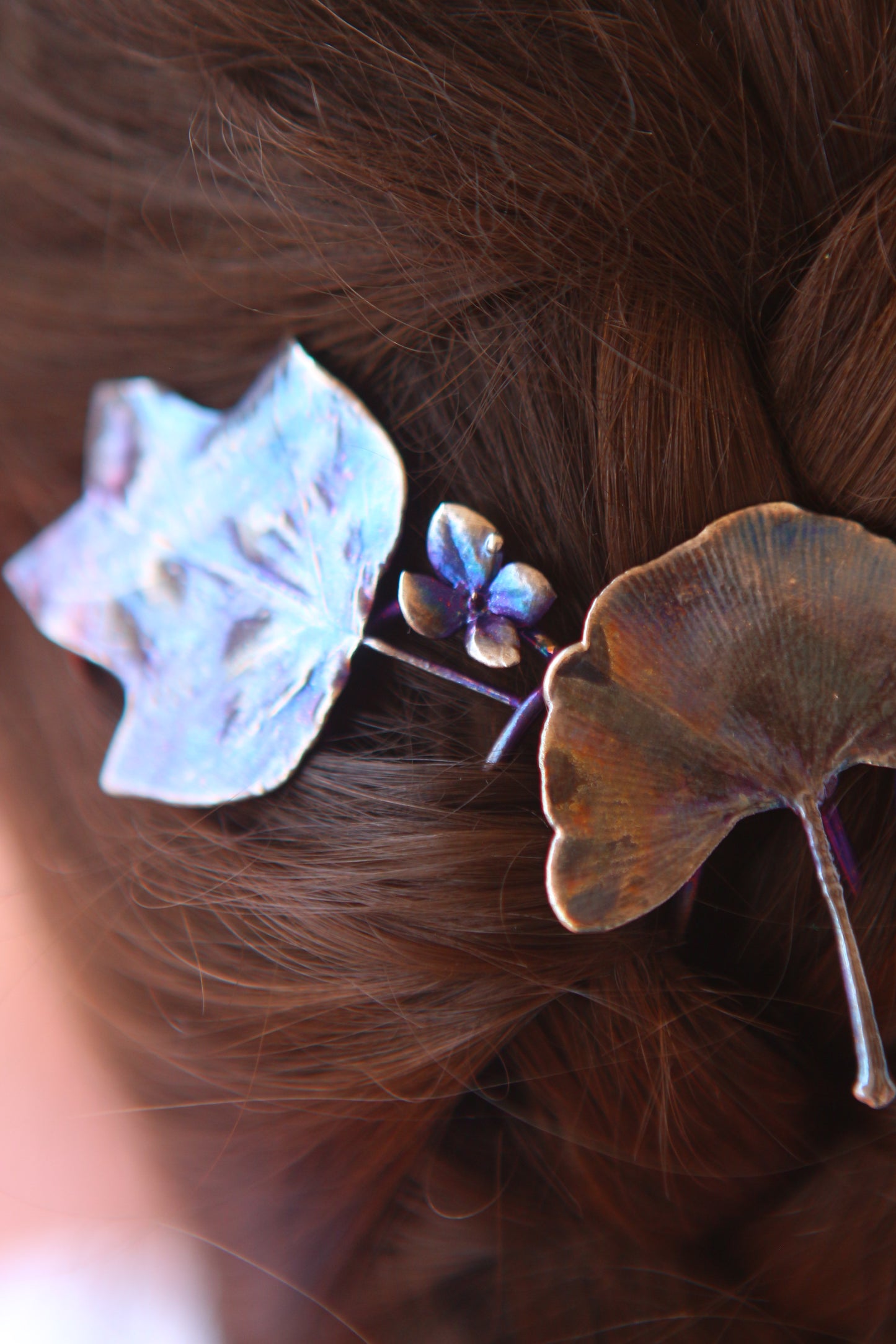 Acessorio para cabelo com folhas