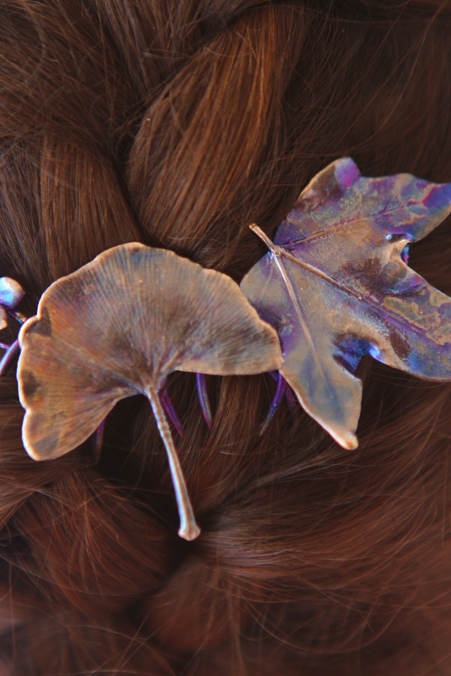 Acessorio para cabelo com folhas