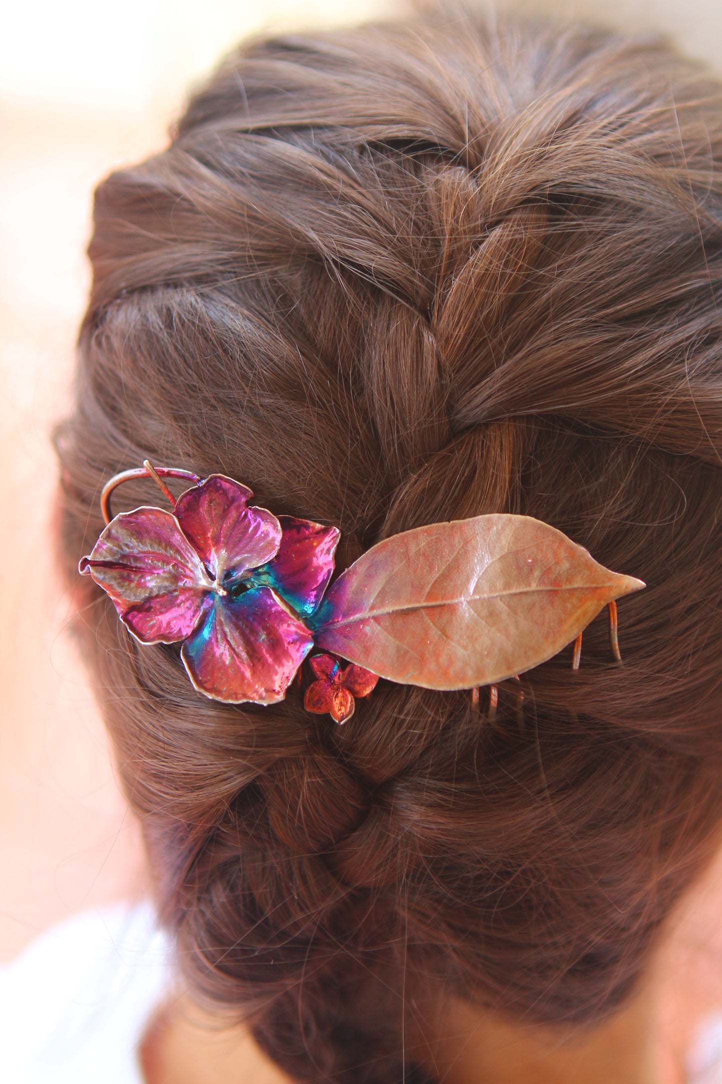 Acessorio para cabelo com flor de hortensia