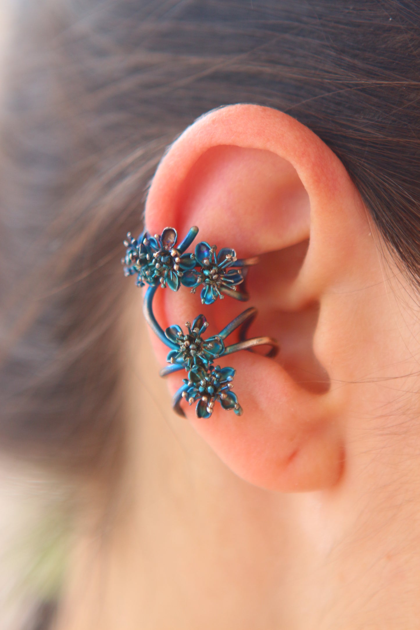 Ear cuff com flores da primavera