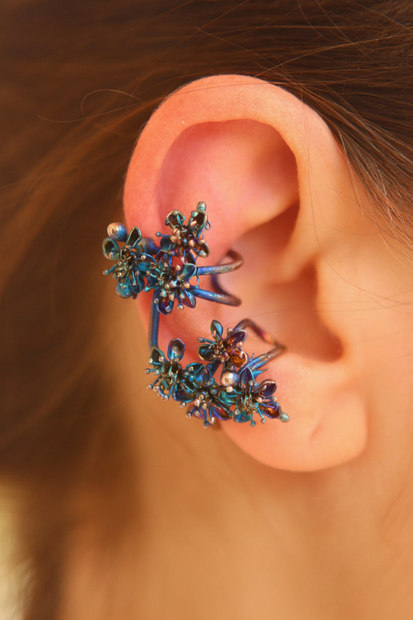 Ear cuff com flores da primavera