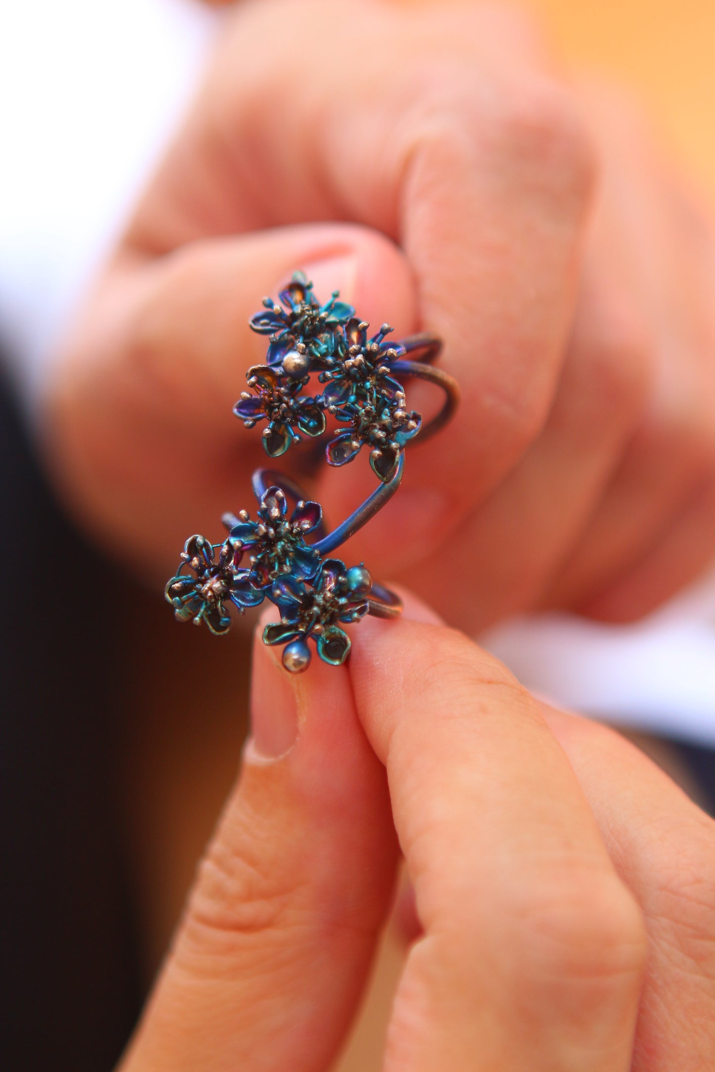 Ear cuff com flores da primavera