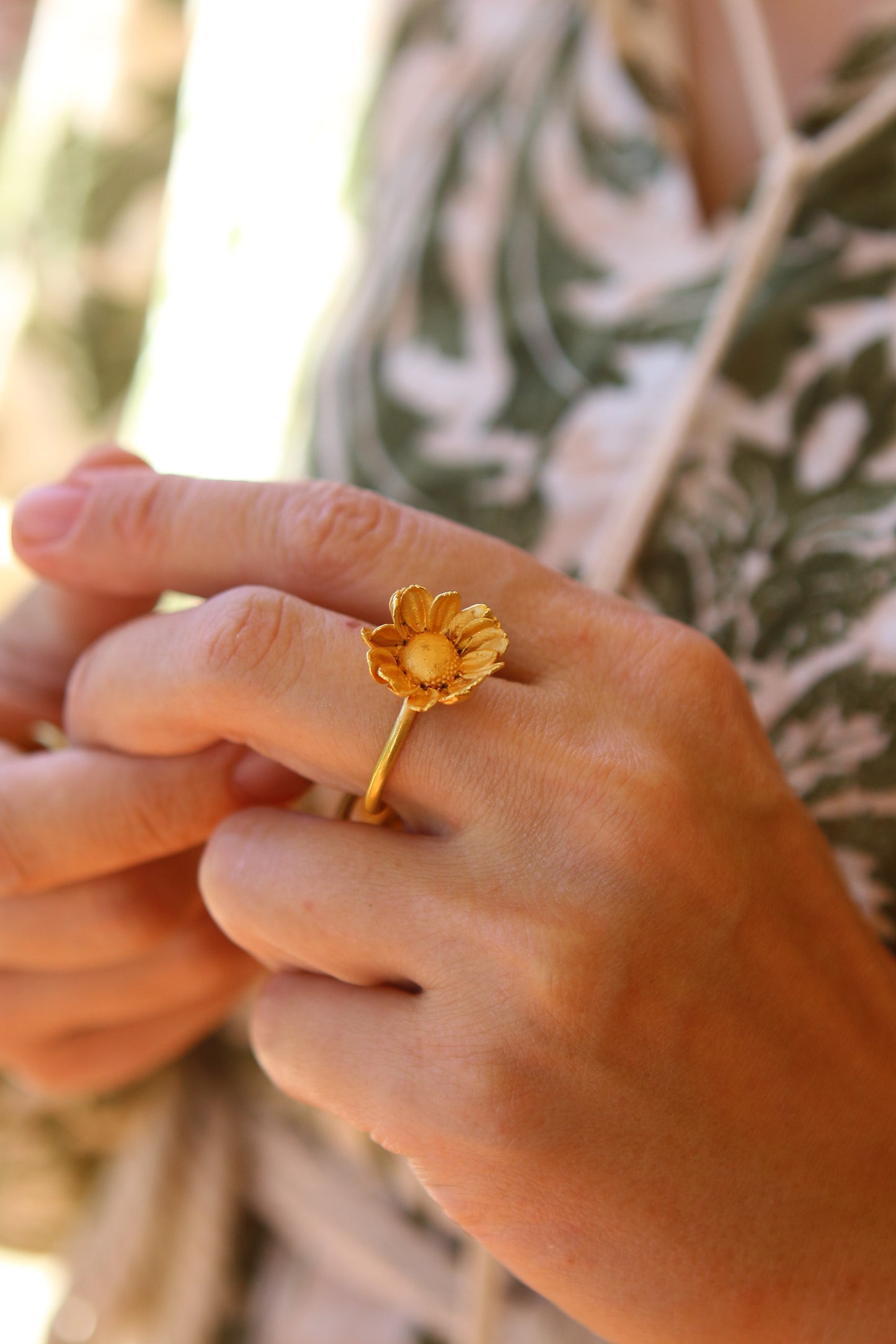 Anel com flor de crisantemo