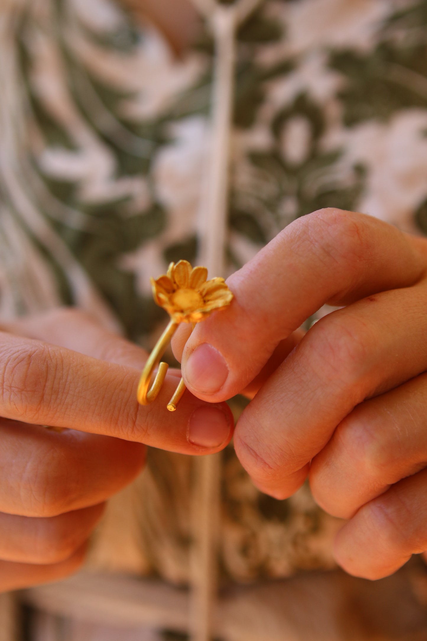Anel com flor de crisantemo