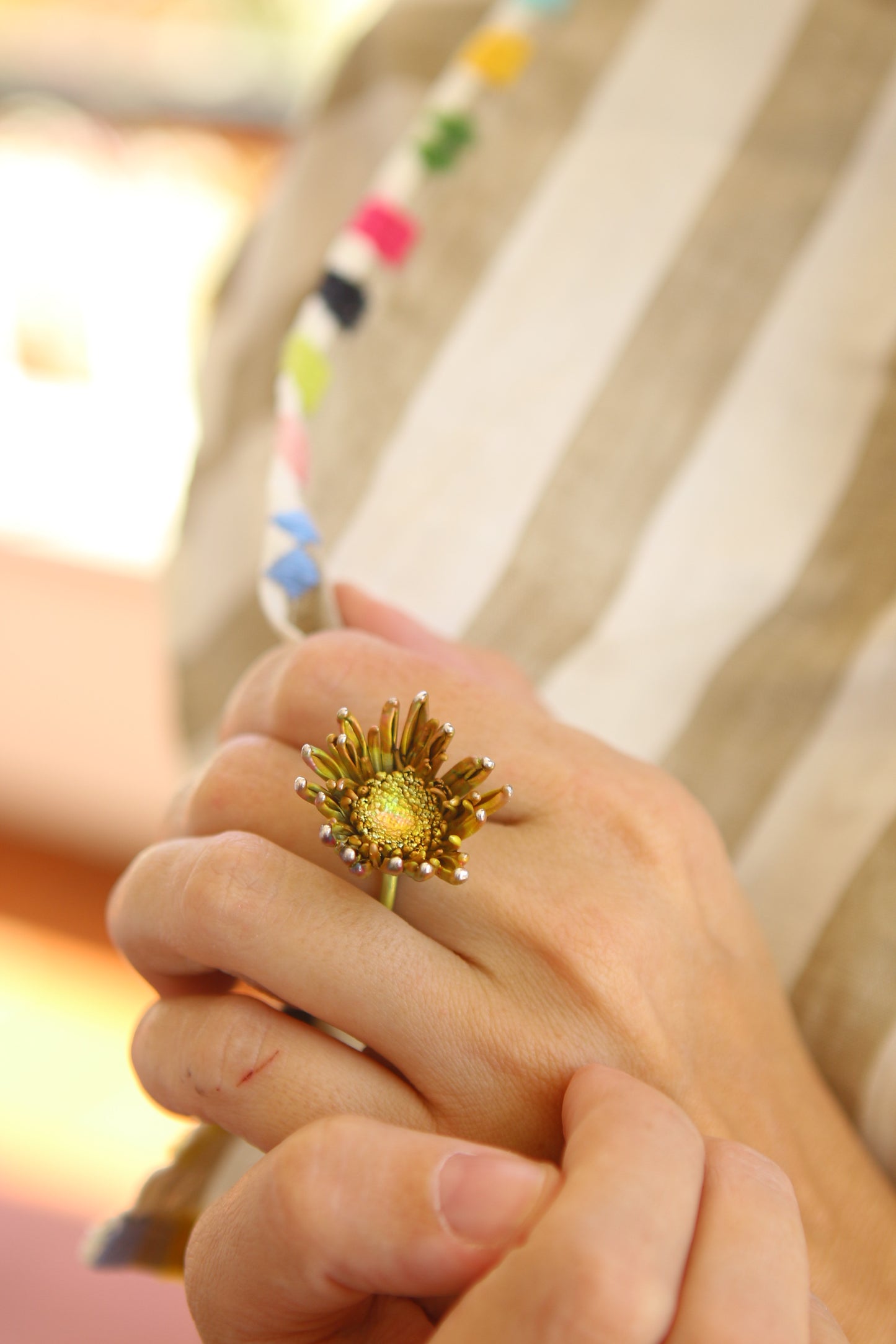 Anel com flor de crisantemo