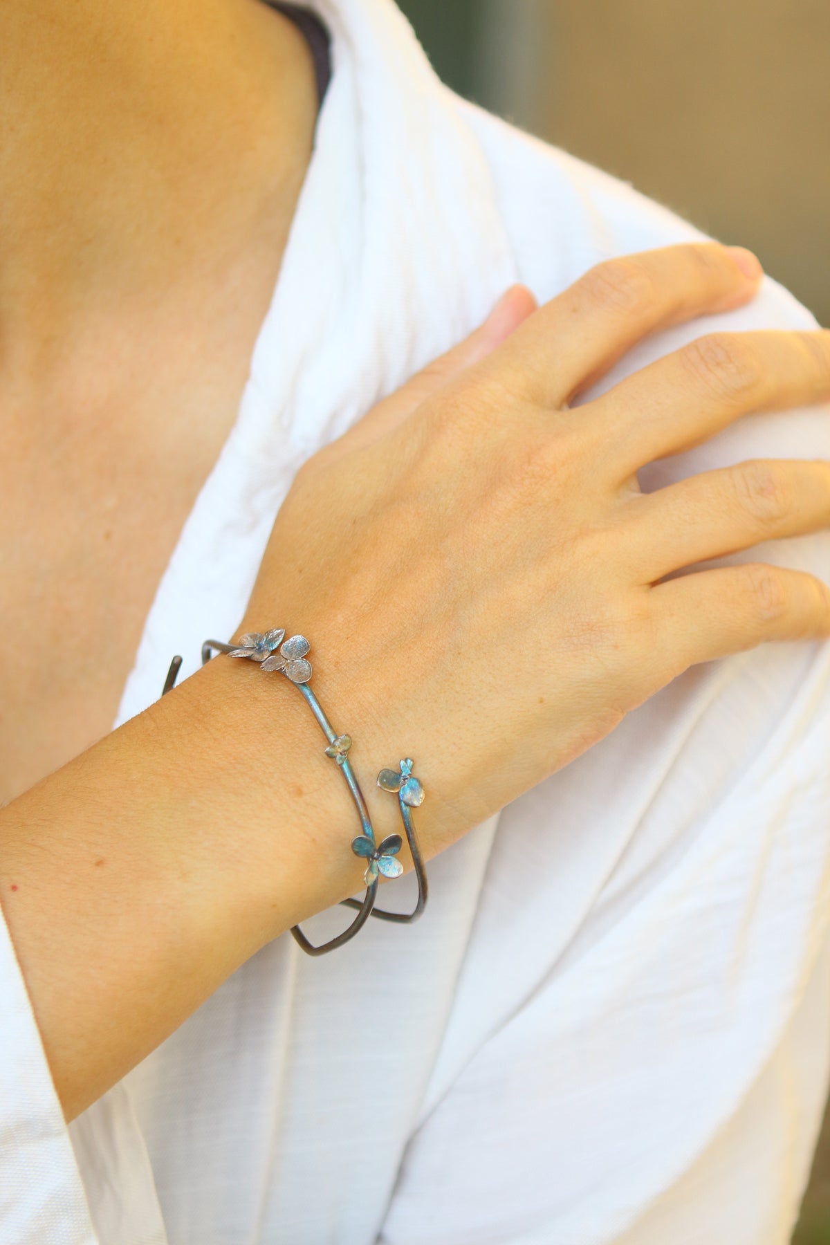 Pulseira com flores de hortensia