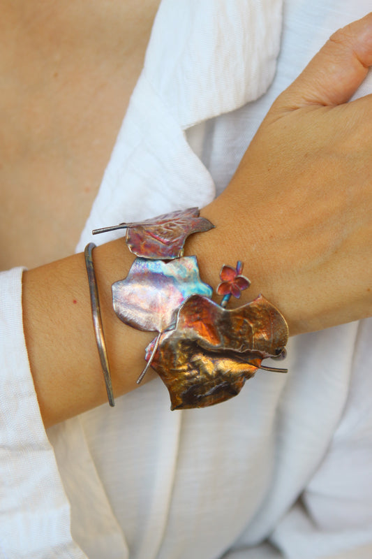 Pulseira com folhas de arvore-tulipa