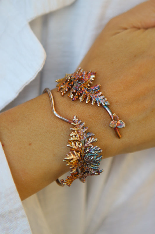 Pulseira com ramos de tuya