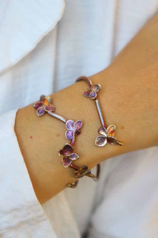 Pulseira com flores de hortensia