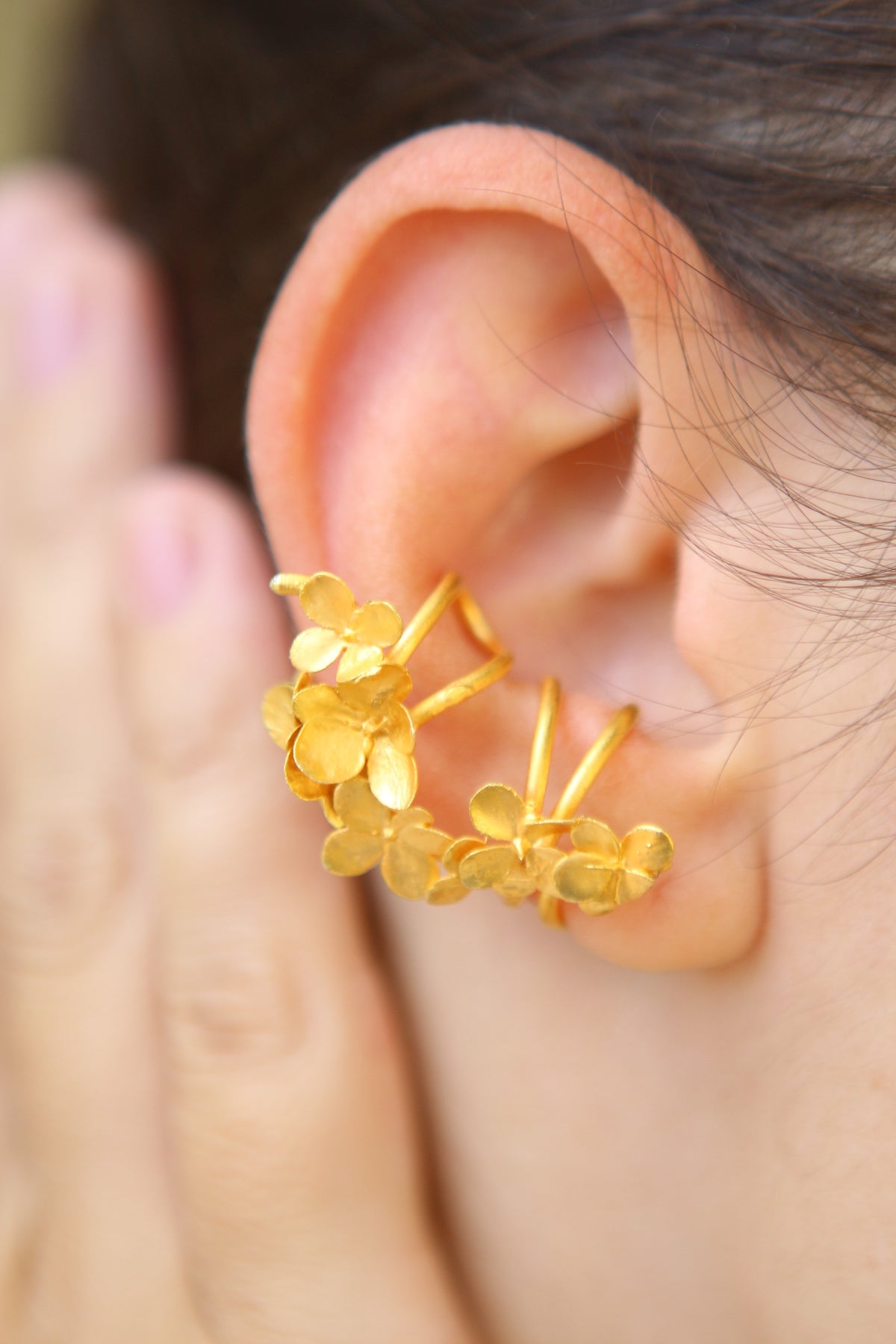 Ear cuff com flores de hortensia