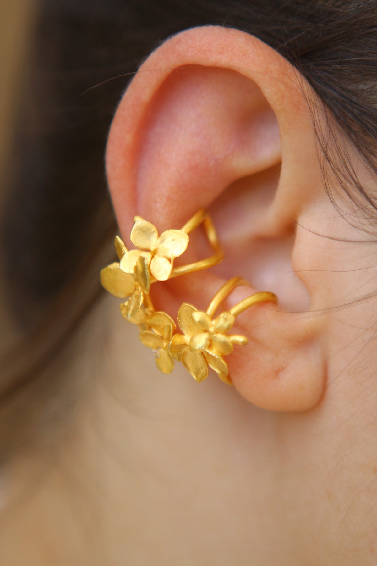 Ear cuff com flores de hortensia