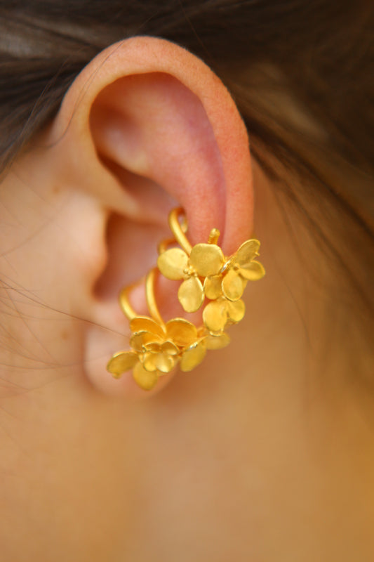 Ear cuff com flores de hortensia