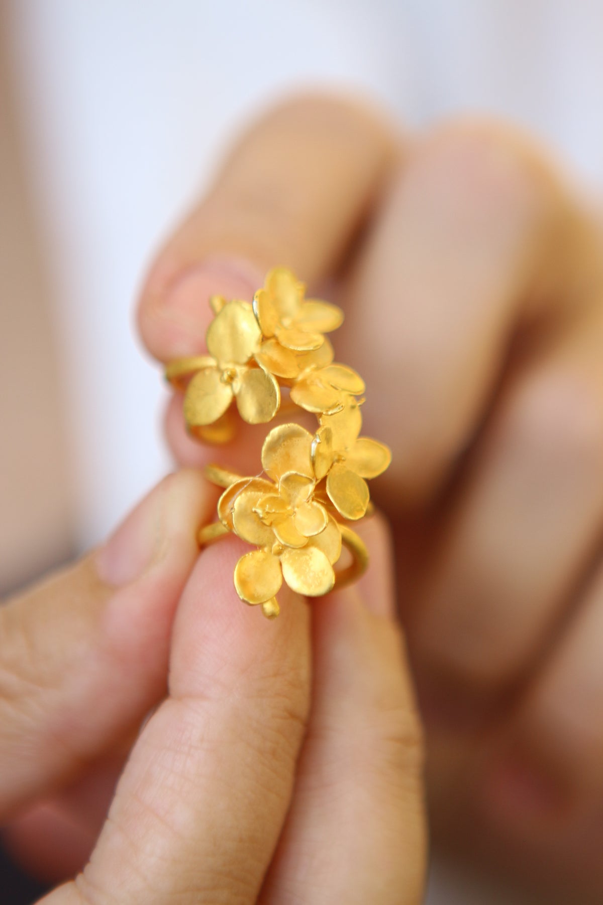 Ear cuff com flores de hortensia