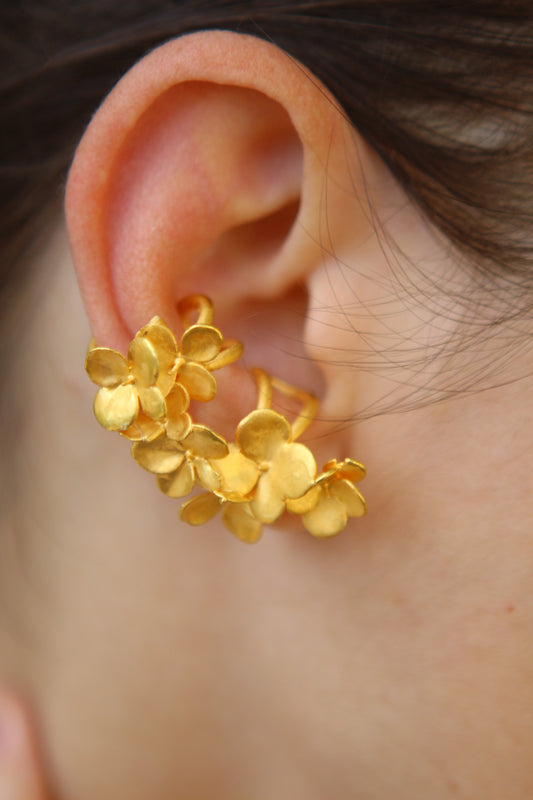 Ear cuff com flores de hortensia