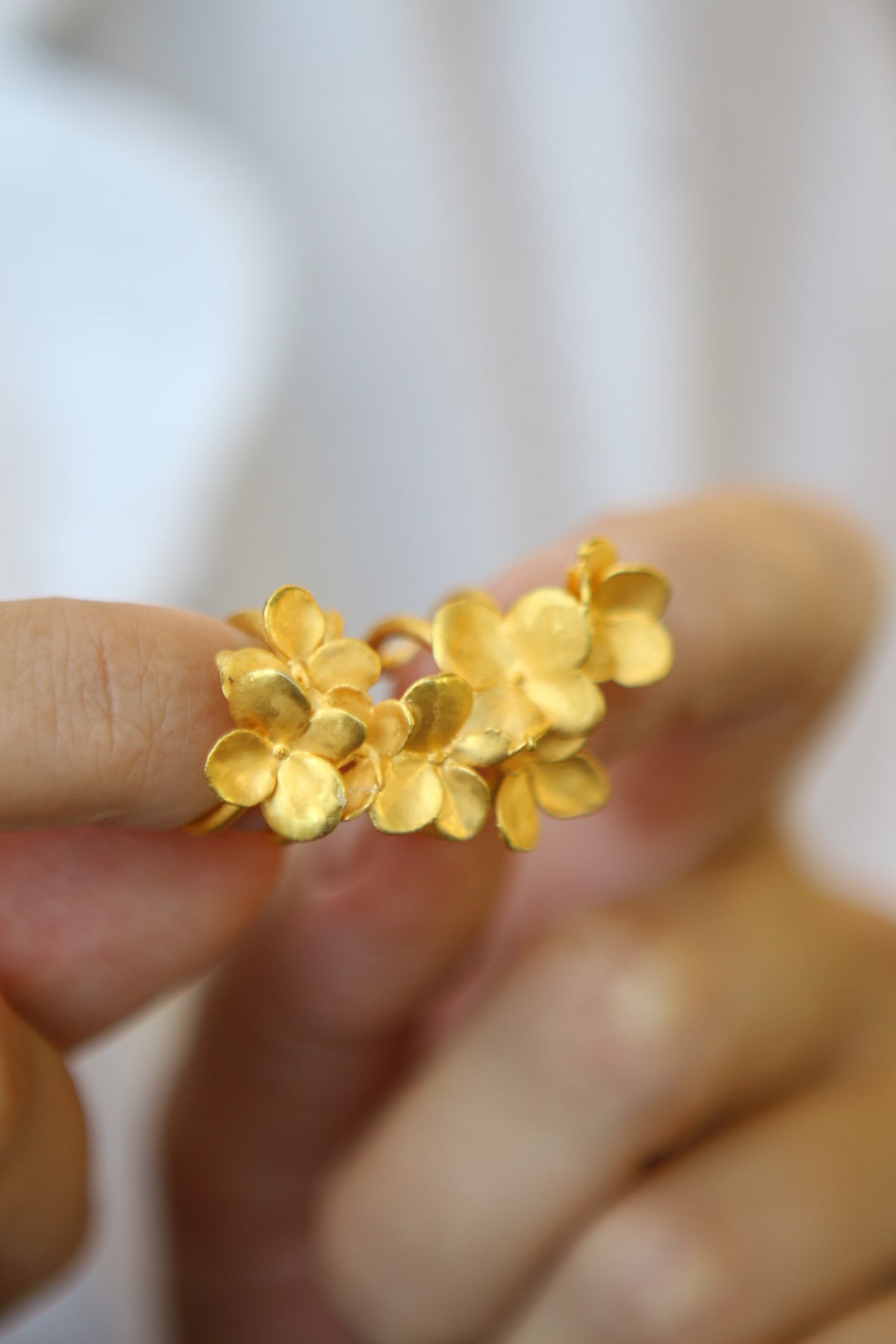 Ear cuff com flores de hortensia