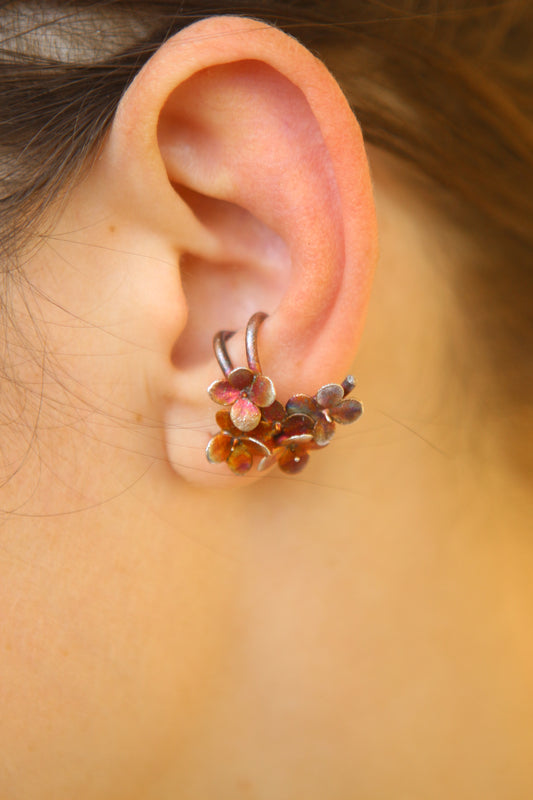 Ear cuff com flores de hortensia