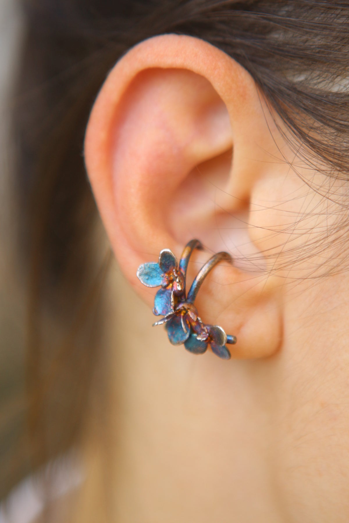 Ear cuff com flores de hortensia